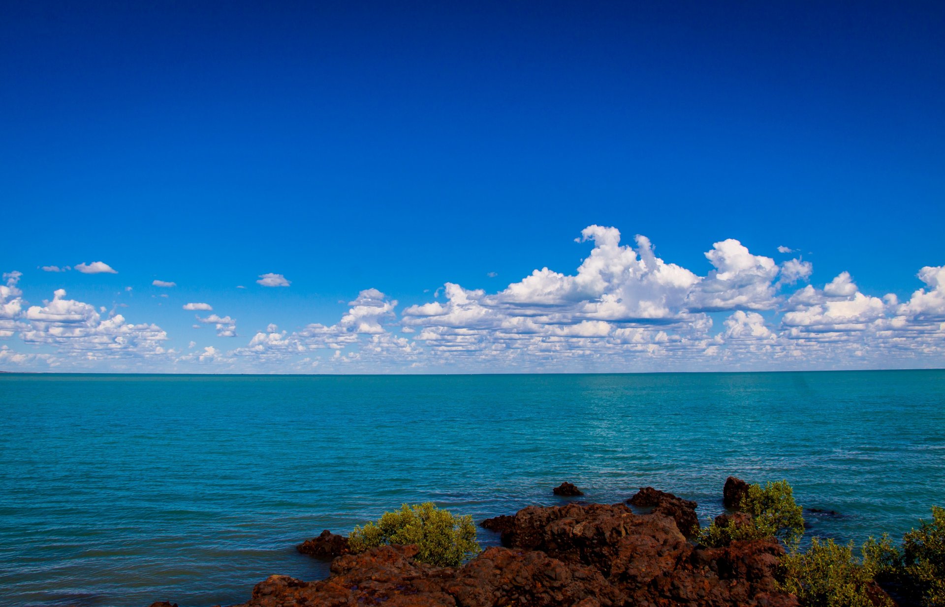 meer felsig ufer horizont himmel wolken