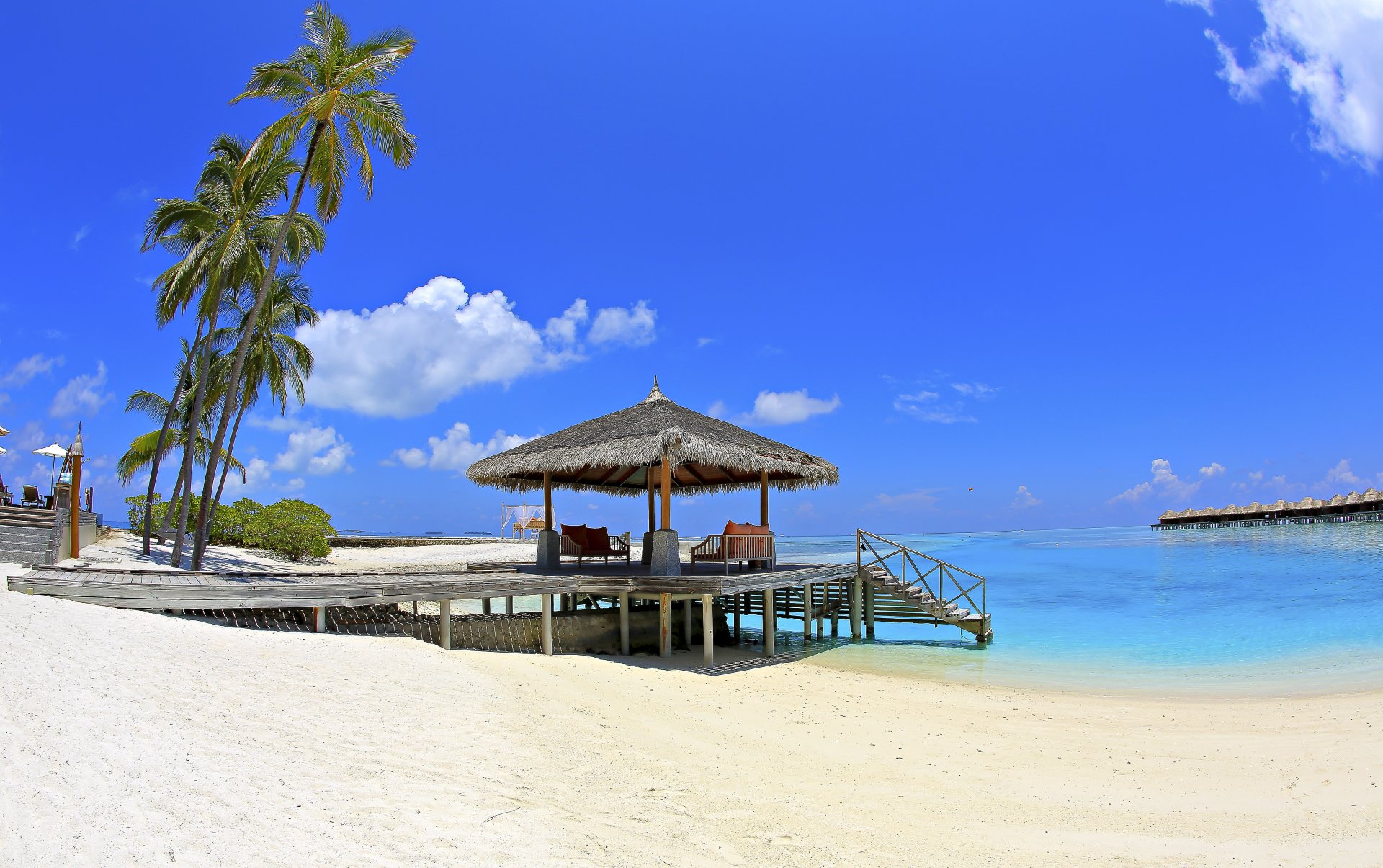 maldives bungalow ciel mer nuages palmiers plage sable vacances paradis