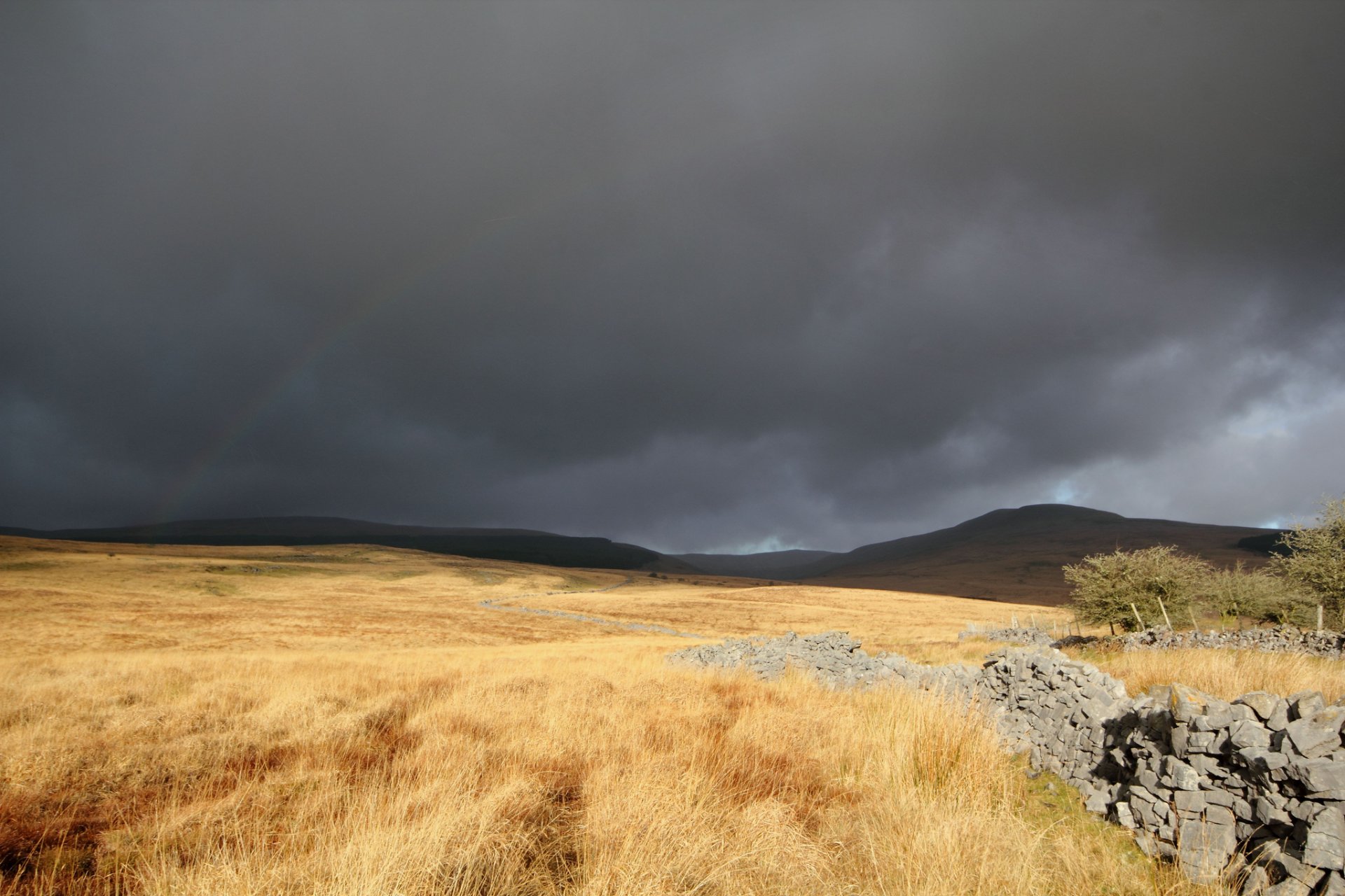 nubes campo albañilería piedras hierba seco arco iris