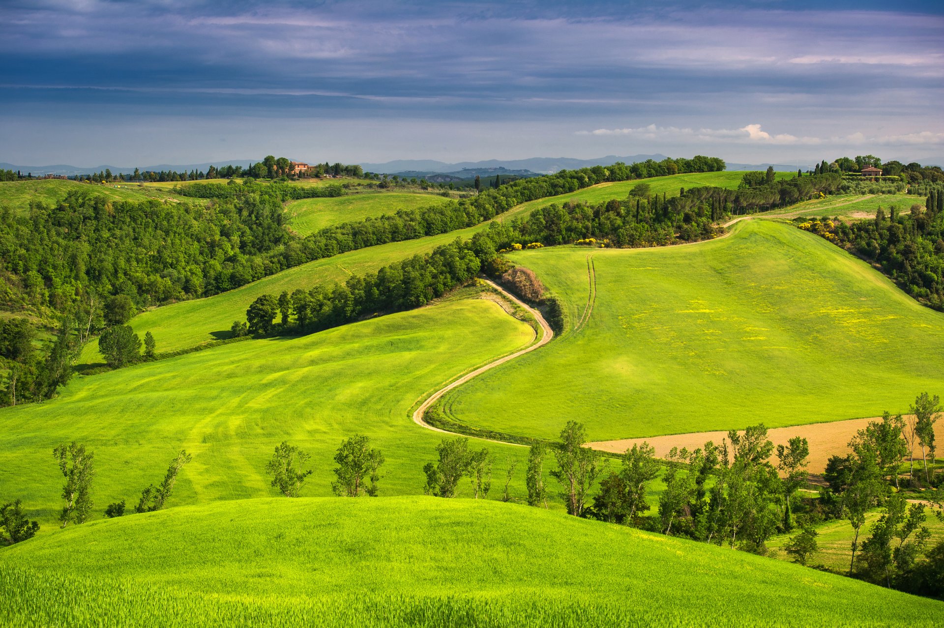 italien toskana himmel wolken felder häuser straße hügel berge horizont bäume wald