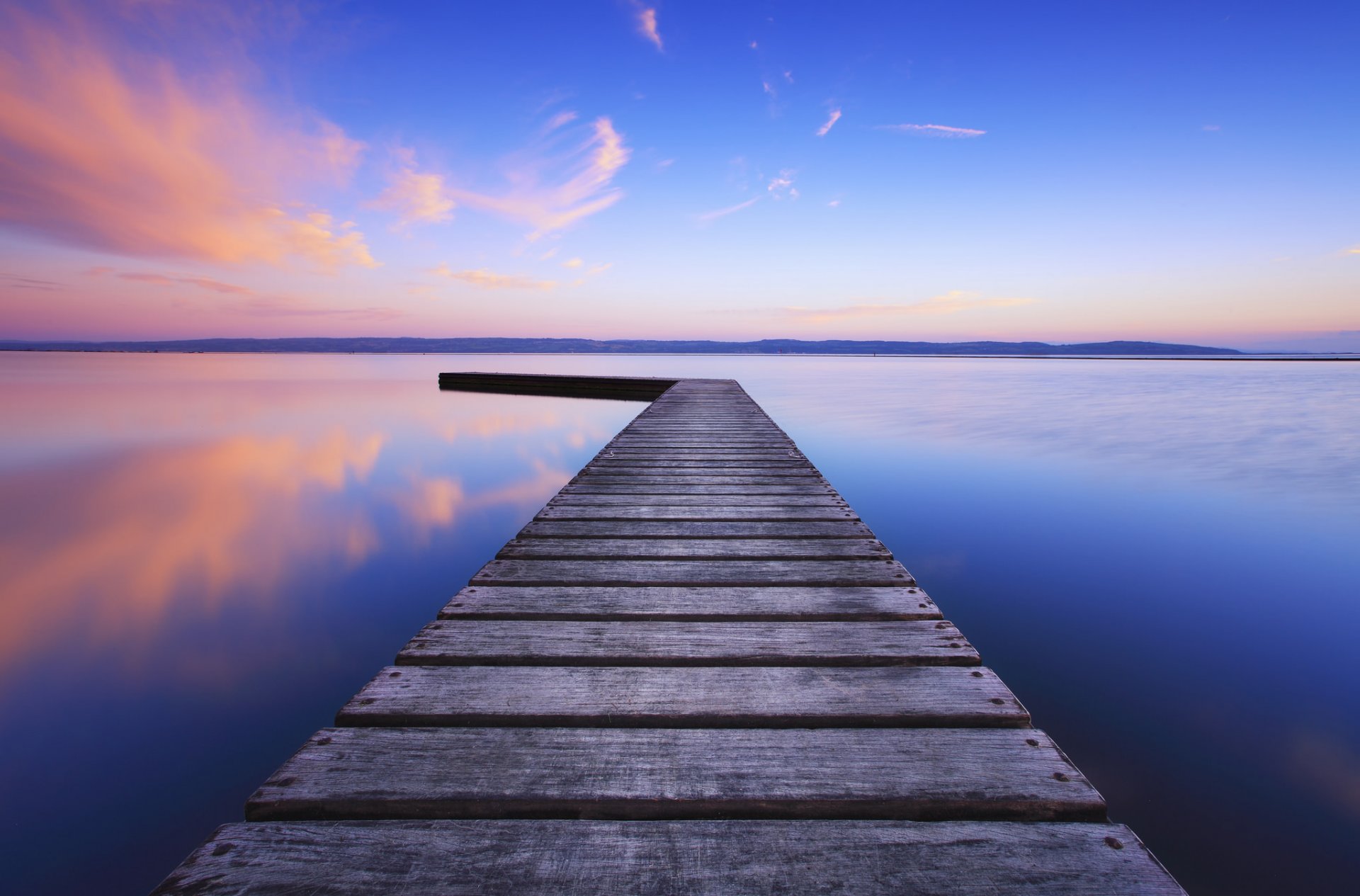 regno unito inghilterra lago acqua superficie liscia legno ponte sera cielo blu nuvole riflessione