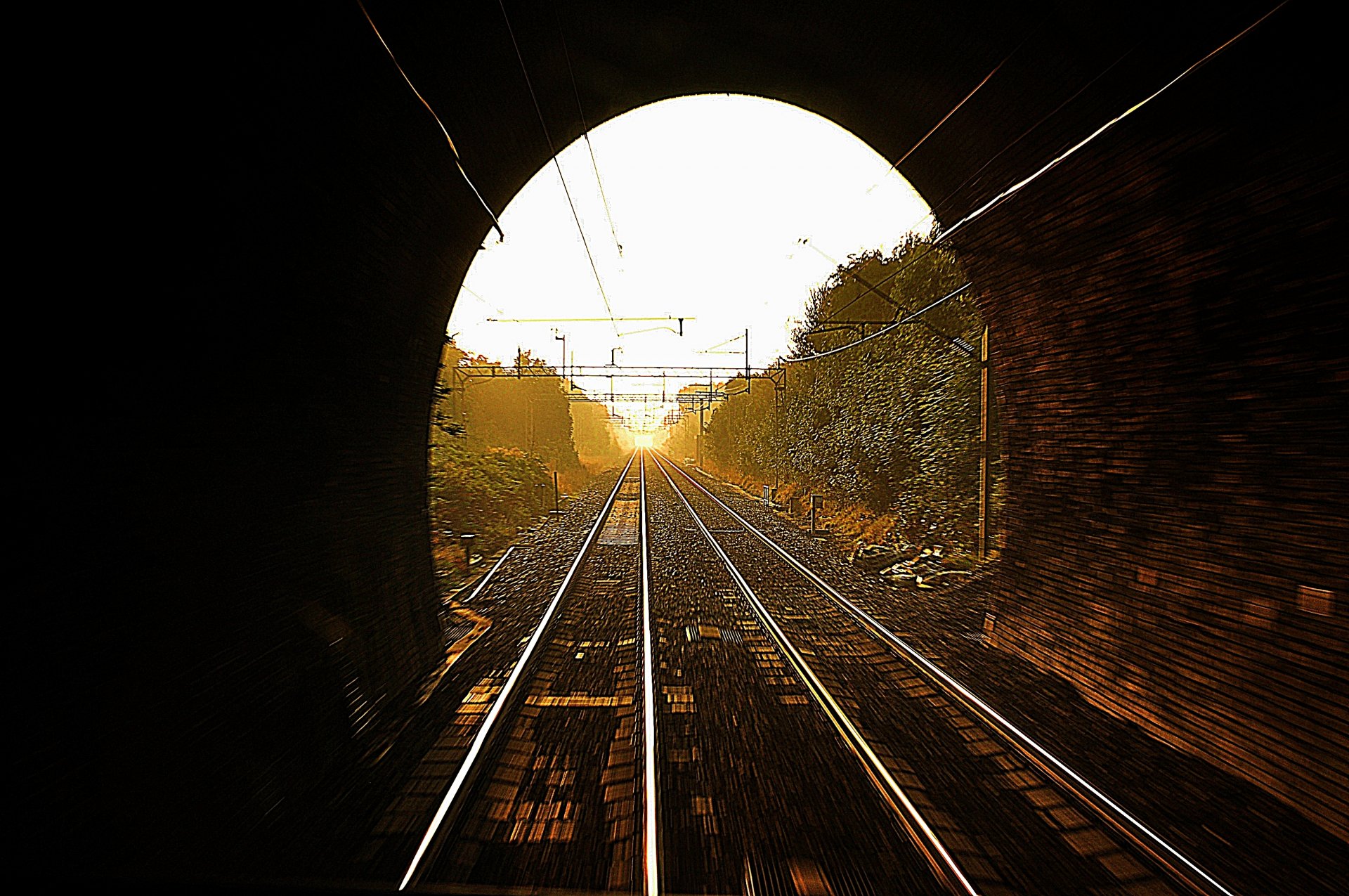 tunnel ferrovia rotaie sole luce