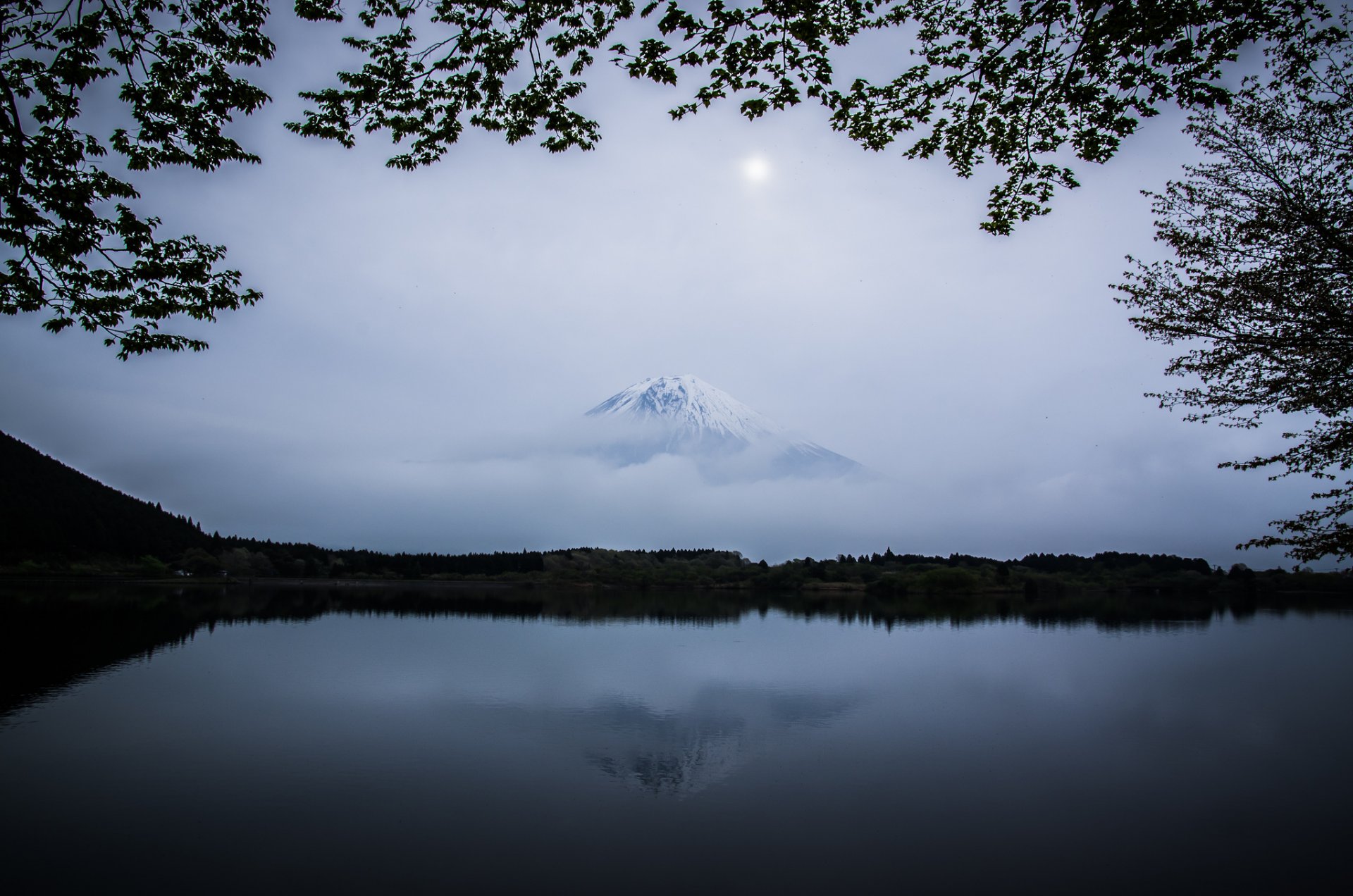 japonia fuji wulkan góra jezioro niebo chmury