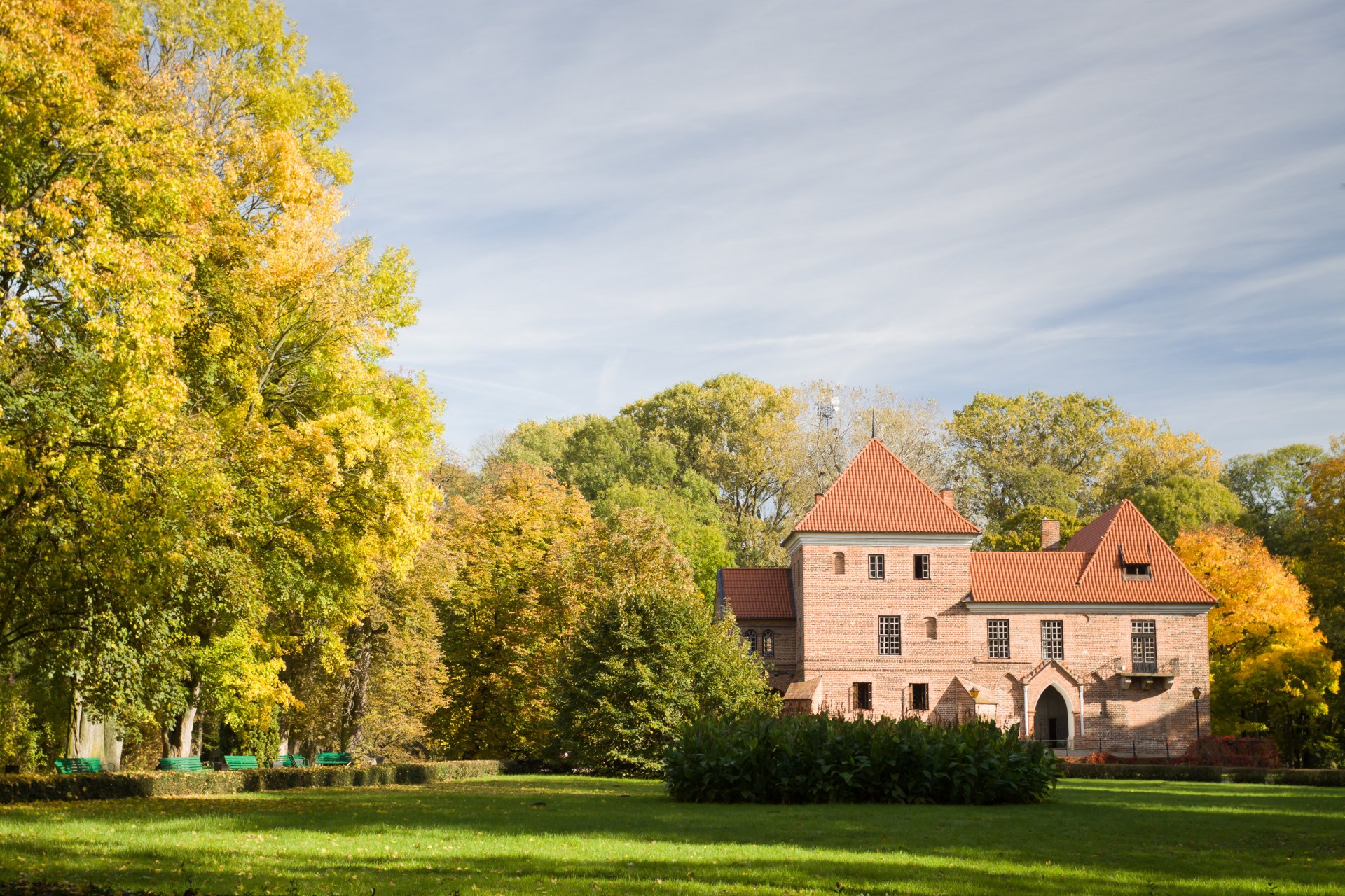 kutno pologne château architecture maison automne parc arbres bancs nature