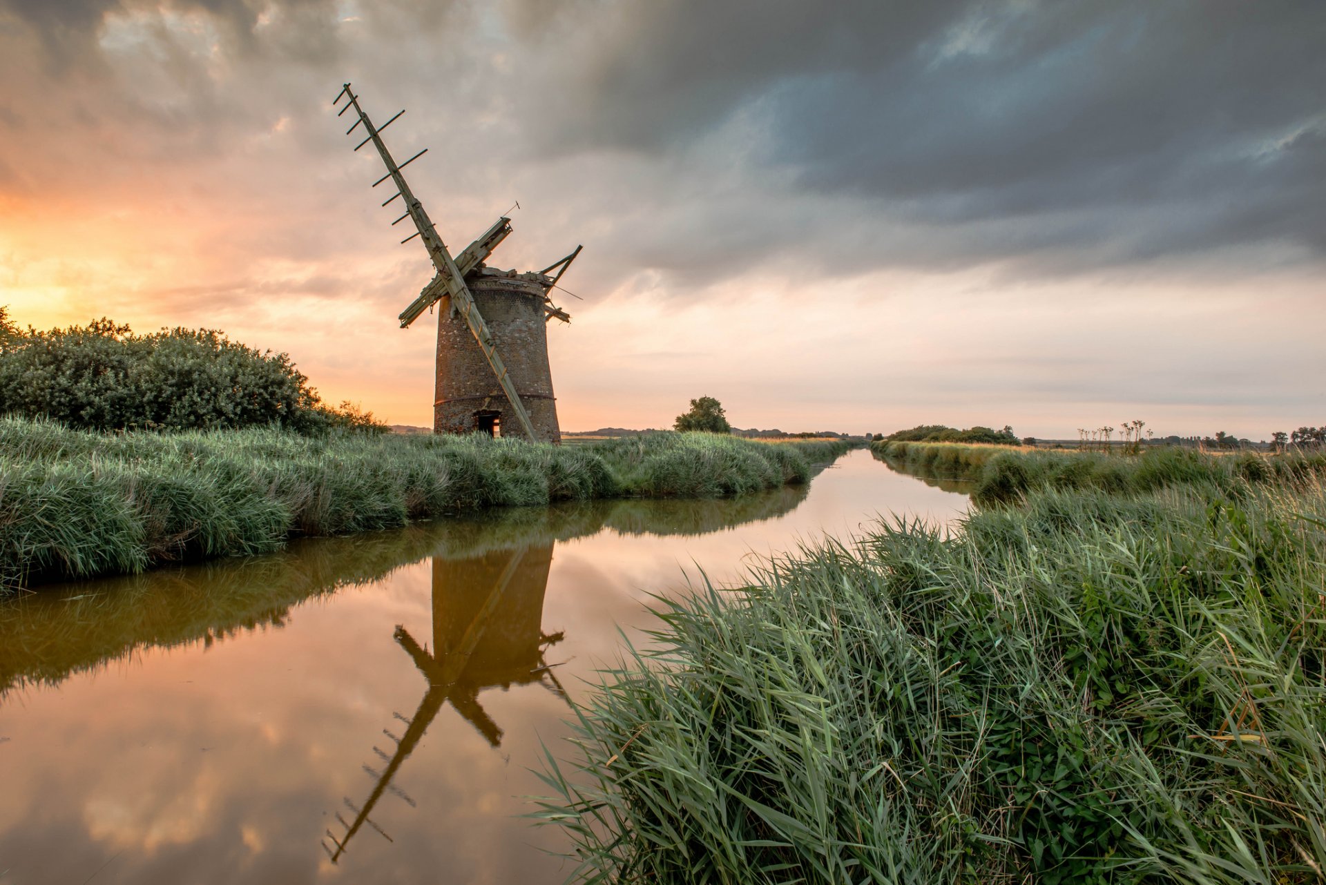 canal roseaux moulin abandonné coucher de soleil