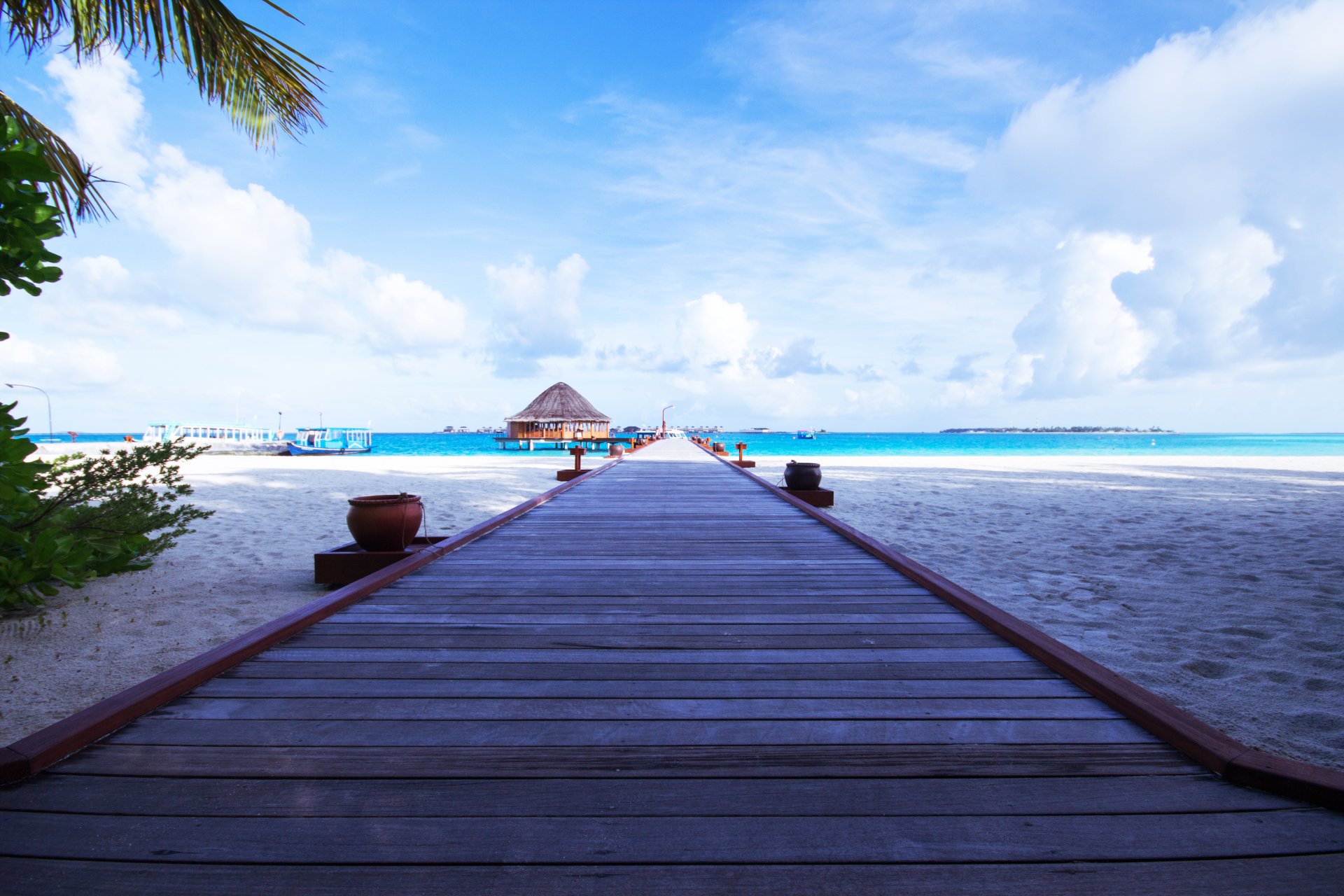 plage route bungalow ciel nuages océan bateau arbre cruches