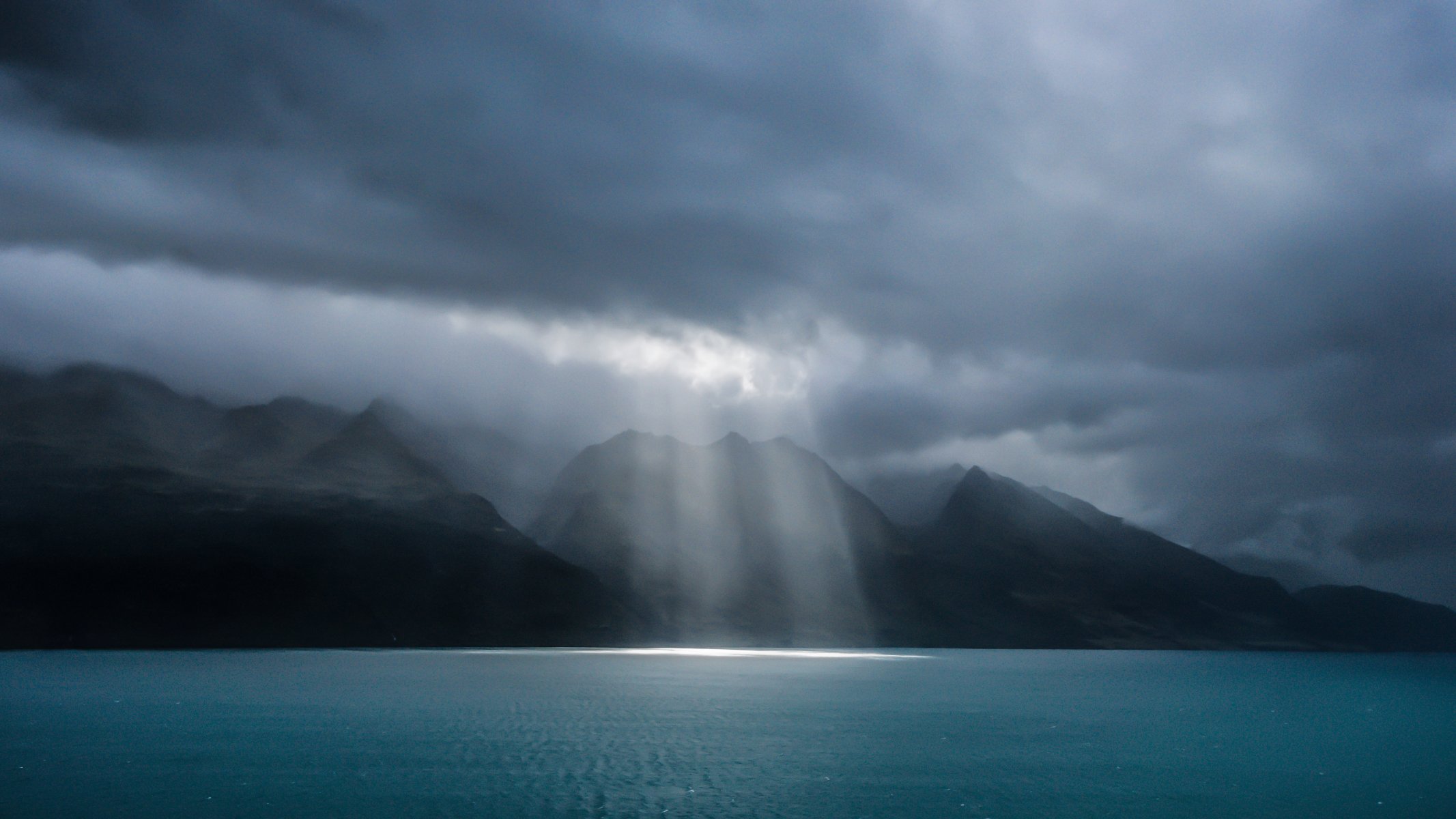 lac wakatipu queenstown nouvelle-zélande projecteur tempête