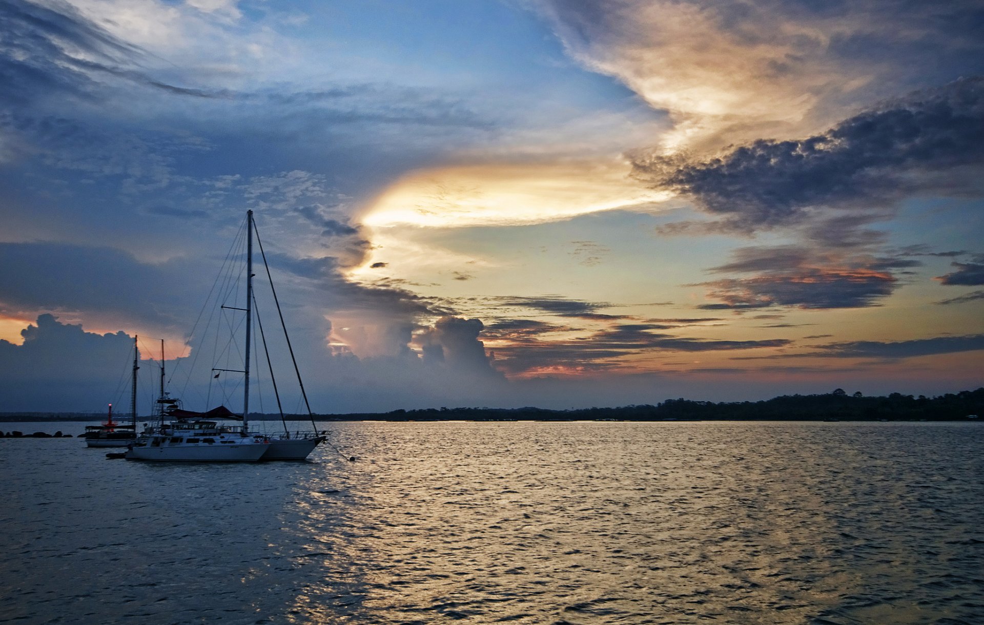 lago barcos tarde puesta del sol nubes