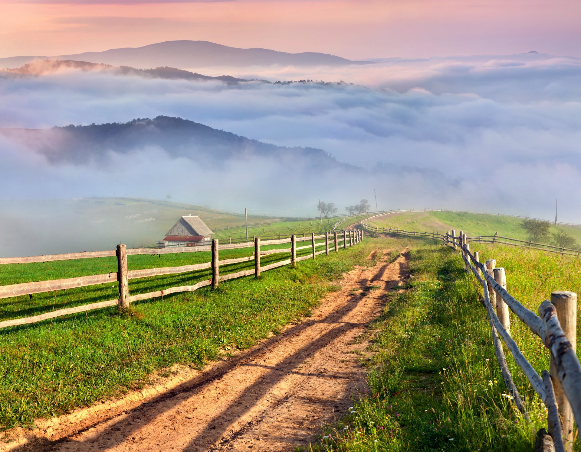 natur auf dem land landschaft berge gras wiesen nebel dorf straße