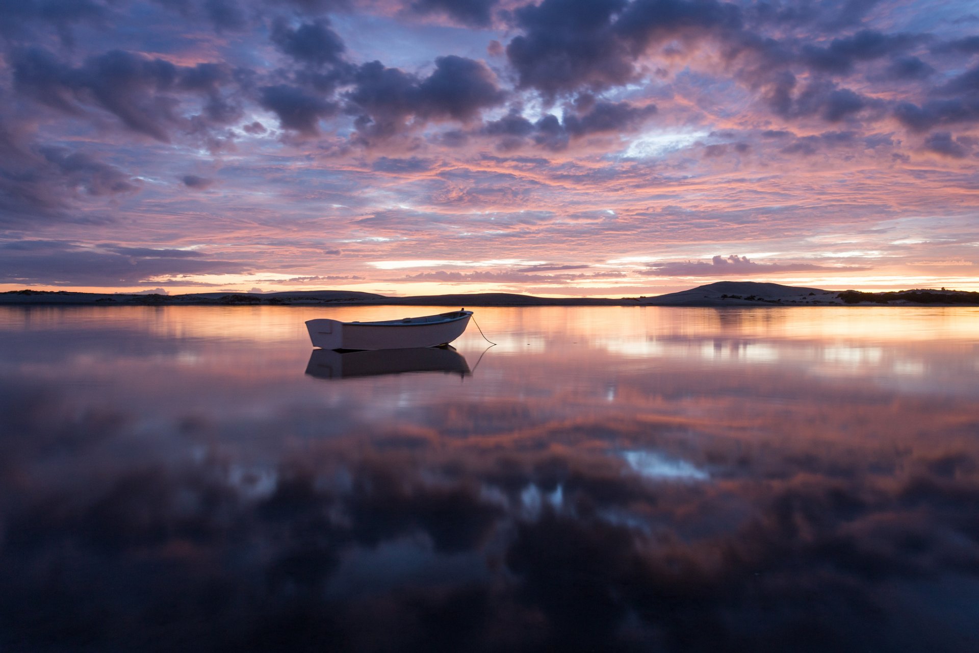 nouvelle-zélande port baie côte bateau soir coucher de soleil ciel nuages réflexion