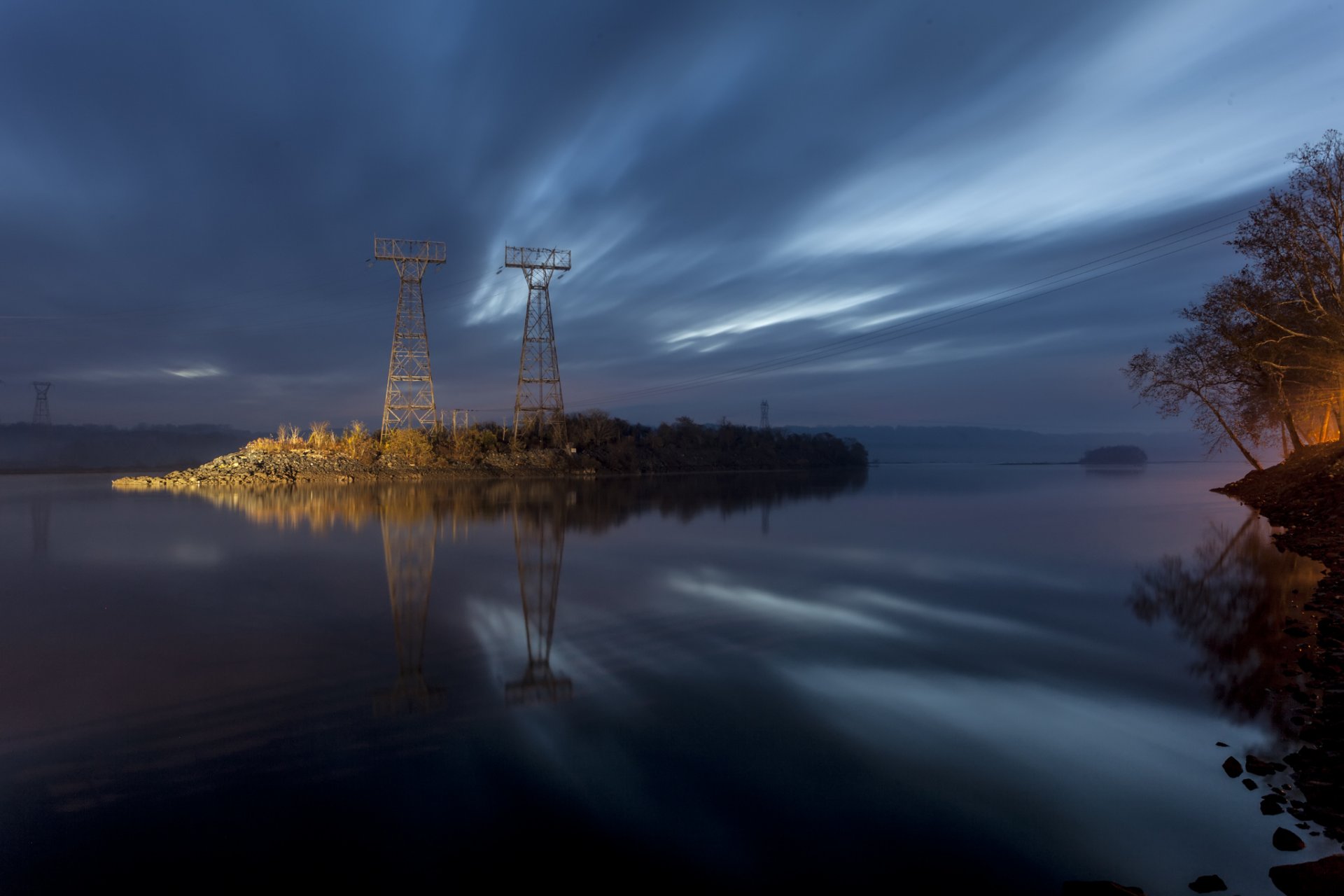 río agua superficie reflexión orilla línea de transmisión cables noche azul cielo nubes naturaleza