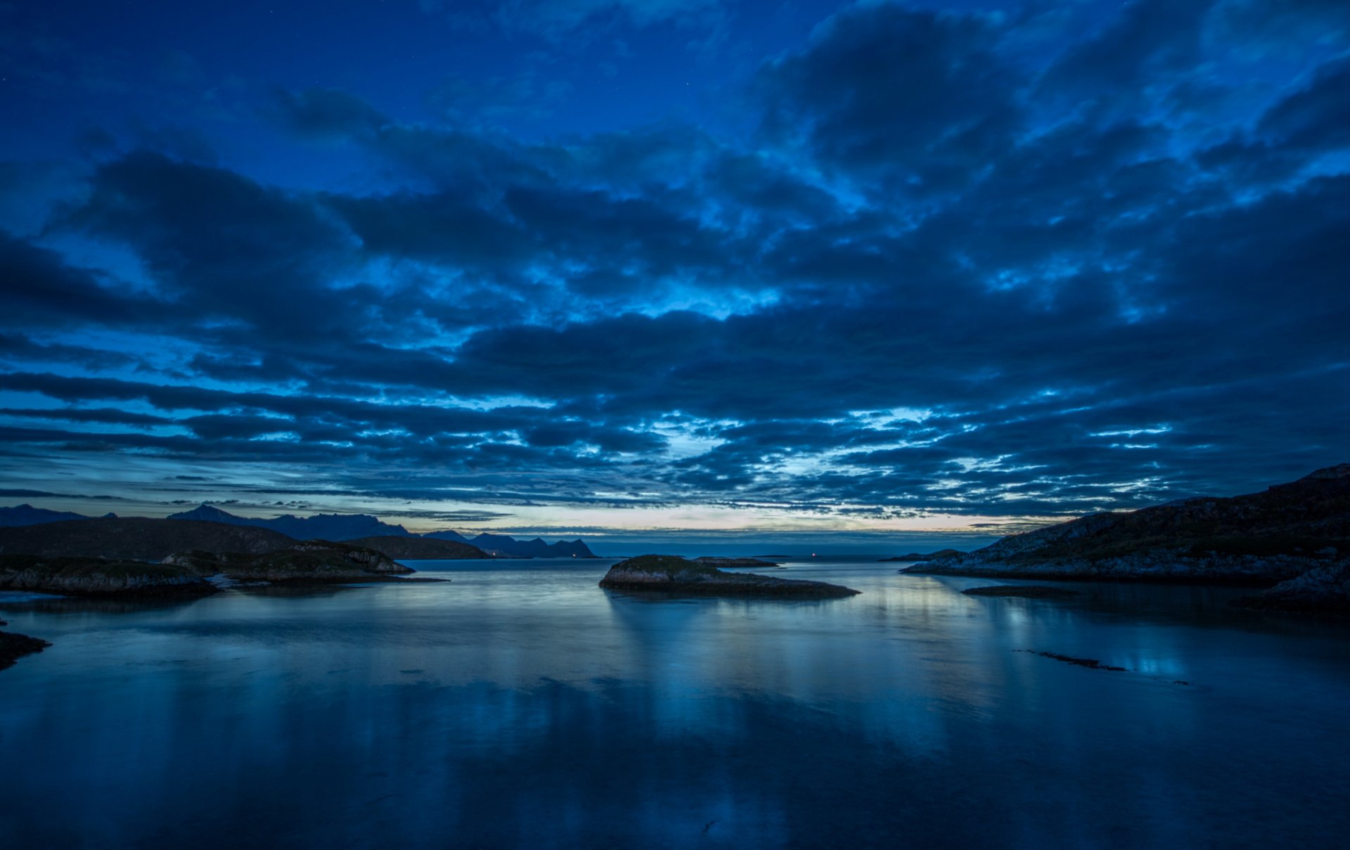 montañas bahía islas noche