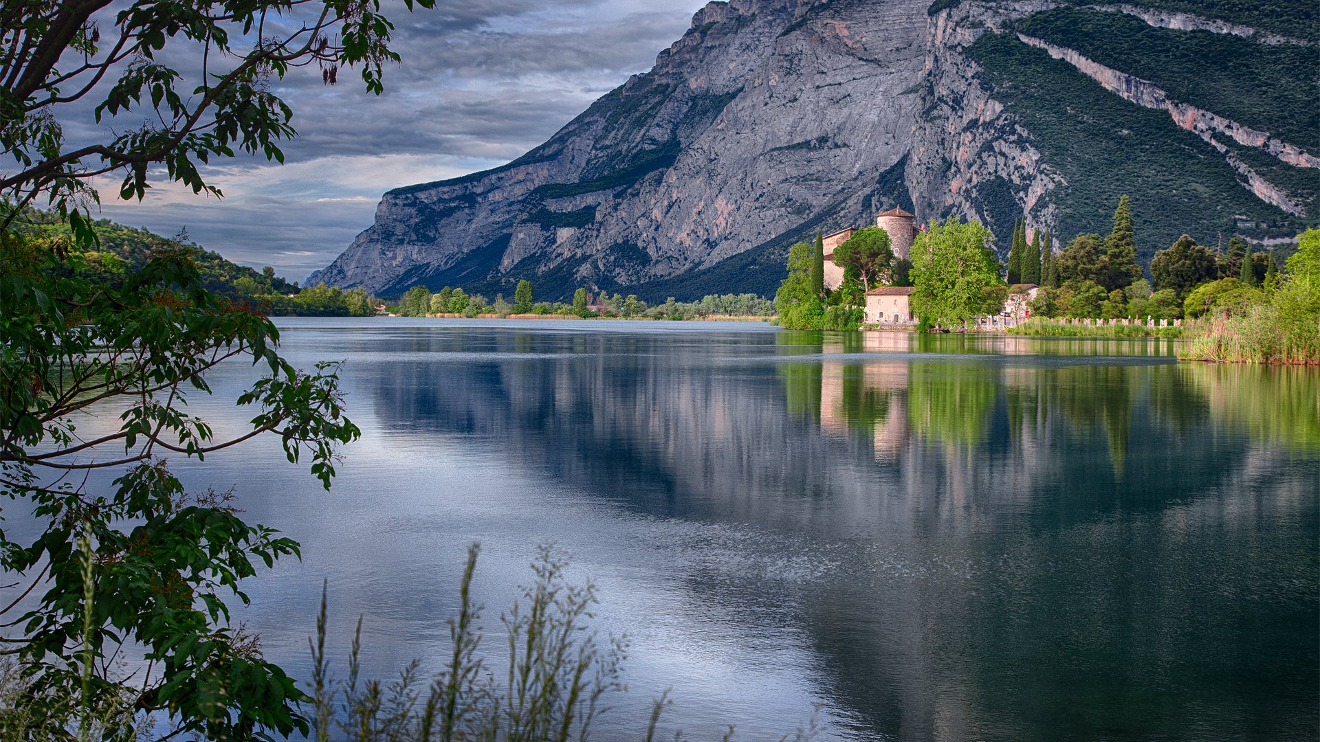 castel toblino trentino italia lago toblino castello toblino lago toblino paesaggio montagne superficie d acqua