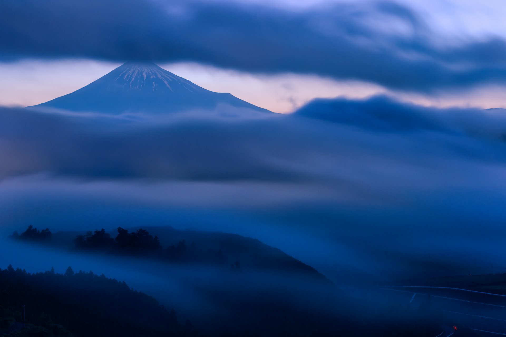 japonia honsiu fujiyama wulkan góra wzgórza drzewa niebo chmury mgła wieczór zmierzch