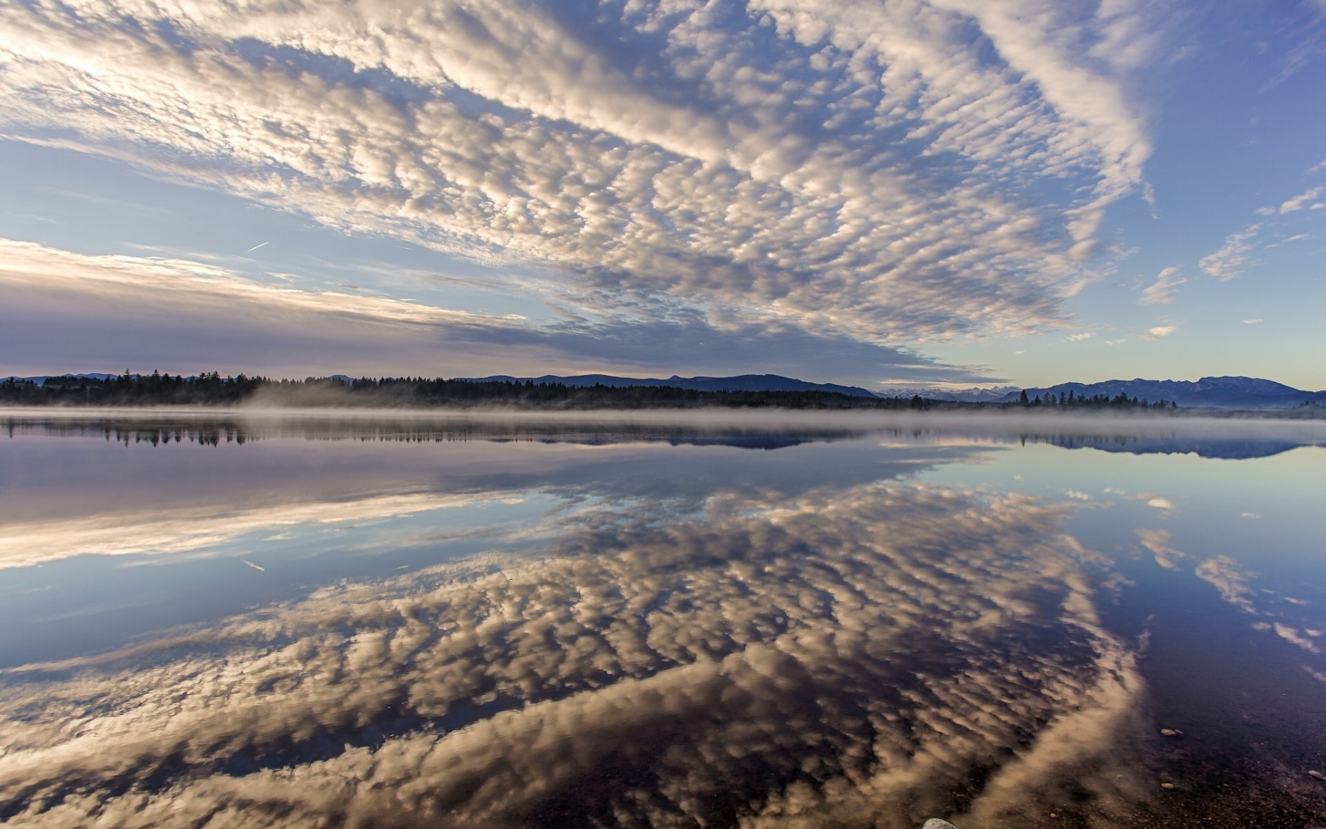 lago kirchsee baviera alemania nubes reflexión