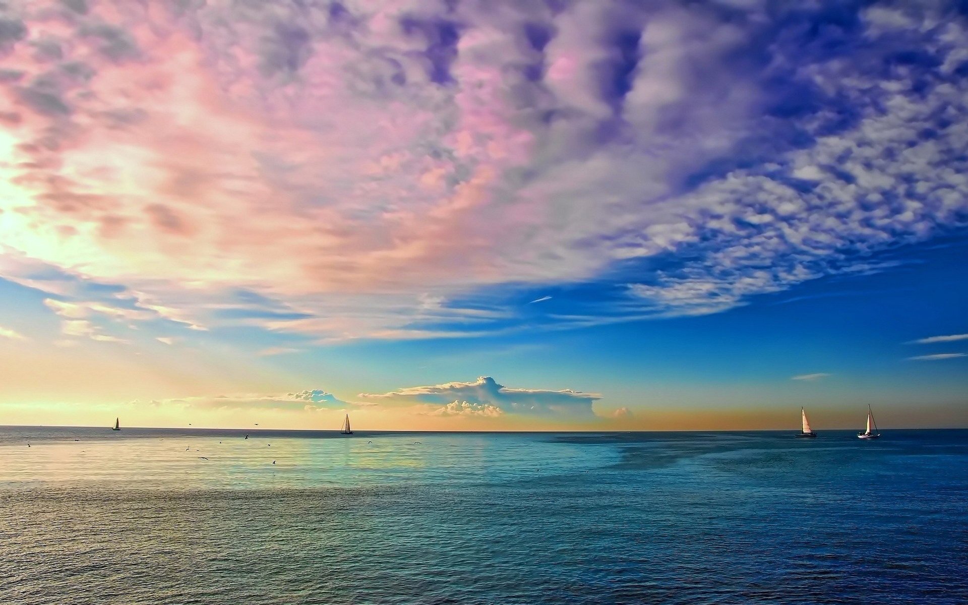 mer océan loin horizon ciel nuages couleur yachts mâts voiles