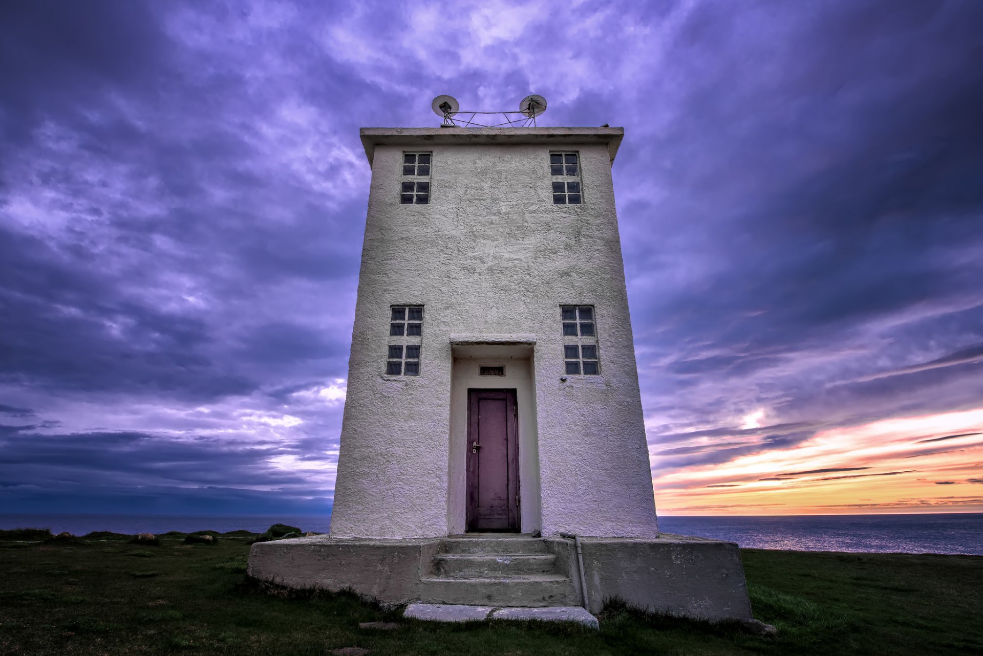 islandia faro mar cielo nubes lila púrpura tarde puesta del sol nubes