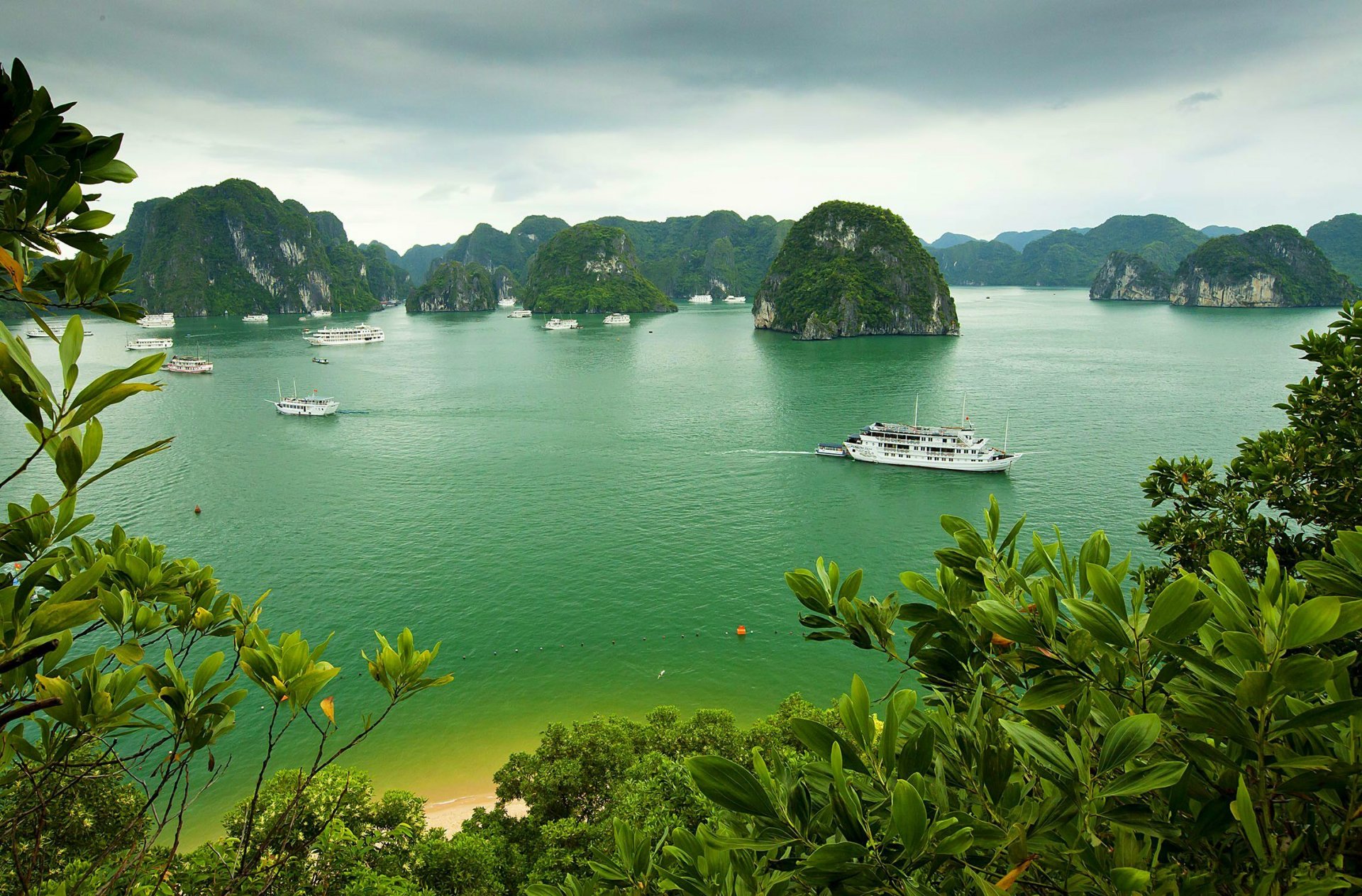 baia di ha long vietnam cielo nuvole isola roccia montagne mare baia barca nave yacht alberi