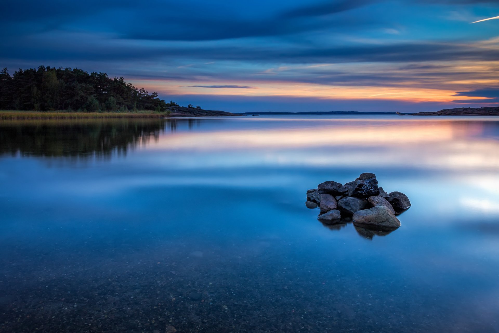 noruega río agua superficie costa piedras bosque árboles tarde puesta de sol cielo azul nubes reflexión naturaleza