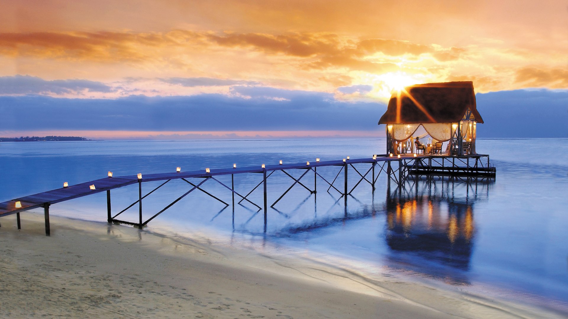 sonnenuntergang meer romantisch sonne pier kerzen himmel wolken hütte strand dunstig