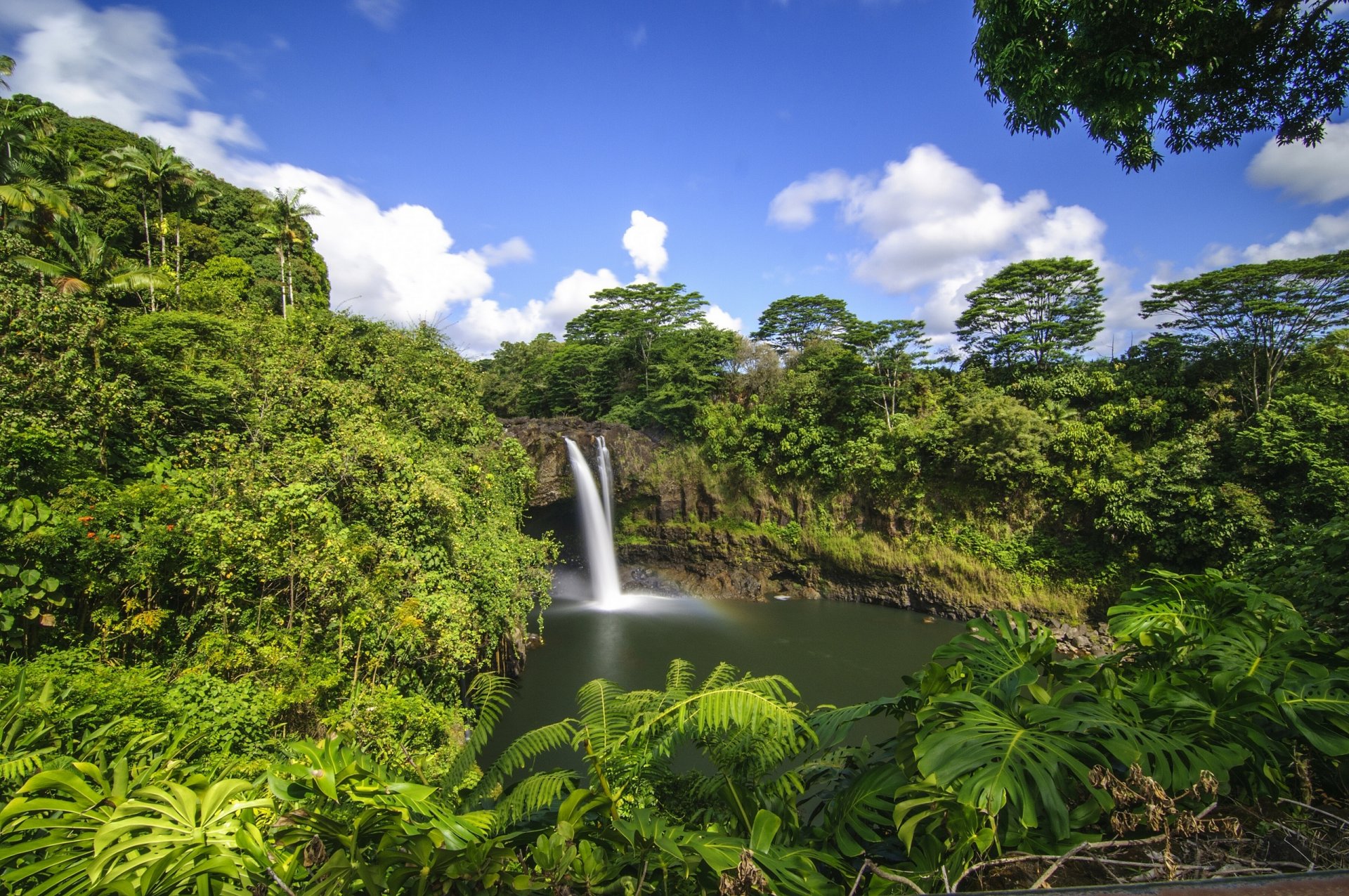 rainbow falls hilo hawaii cascata foresta tropici