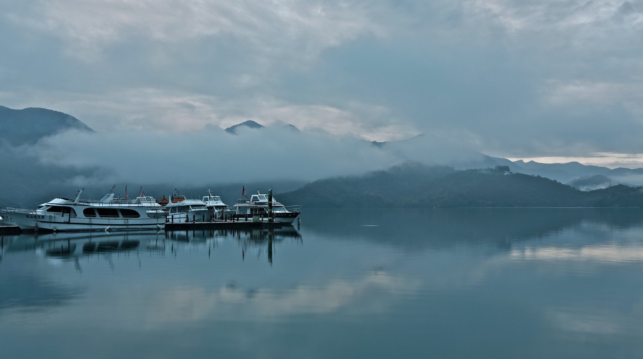 berge wolken nebel bucht boote