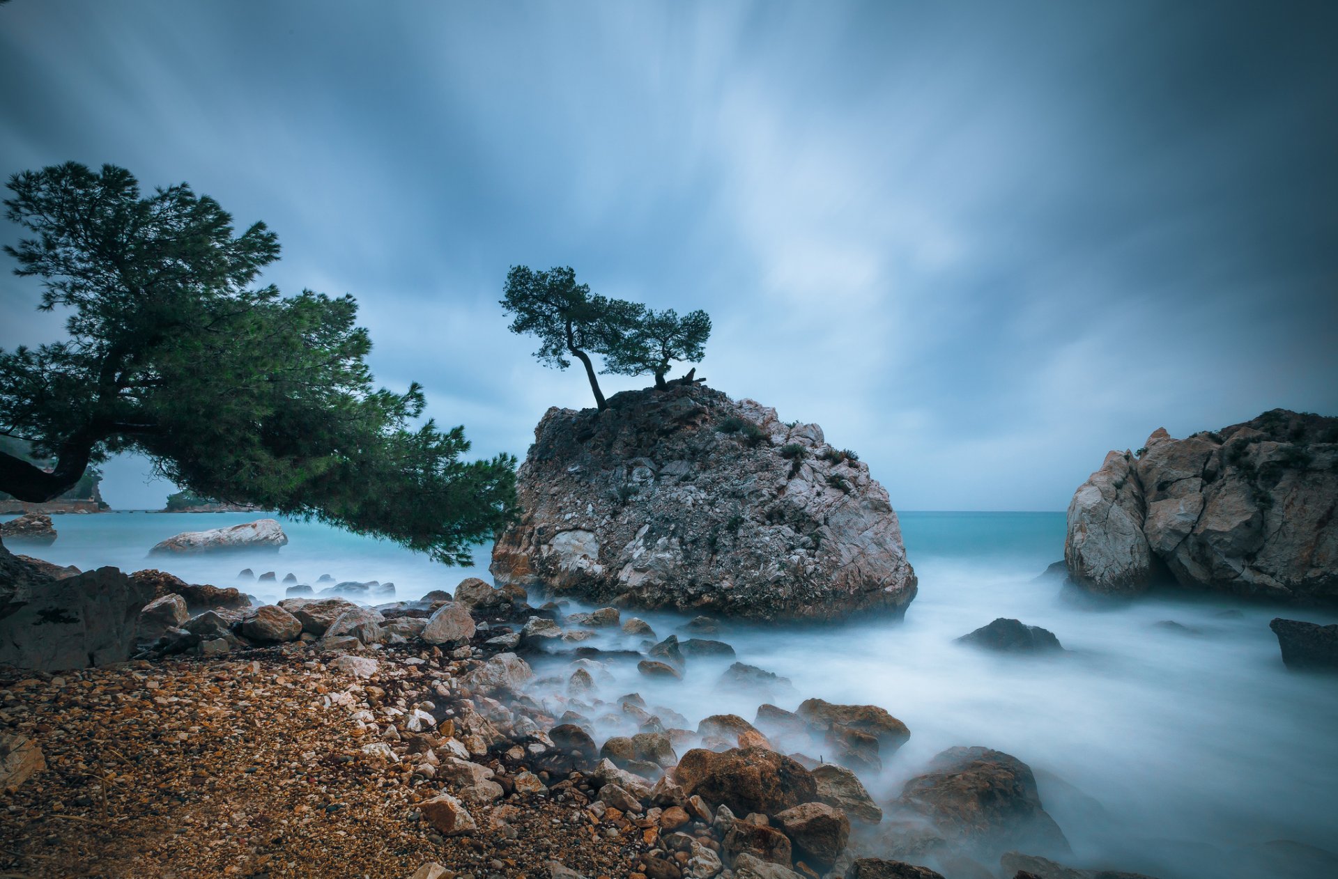 mar playa rocas árboles piedras