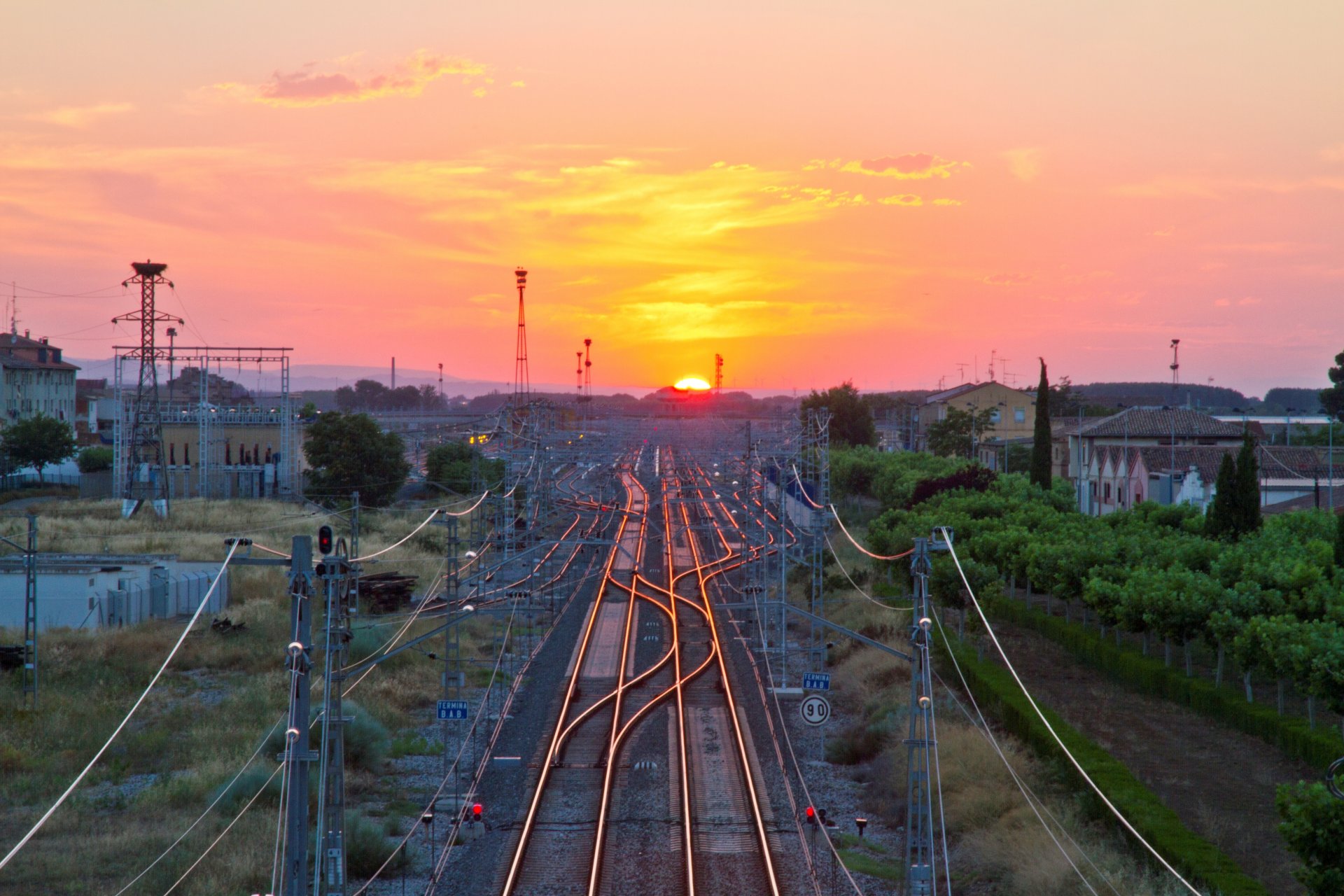 ferrovia stazione modi frecce edifici orizzonte cielo sole tramonto