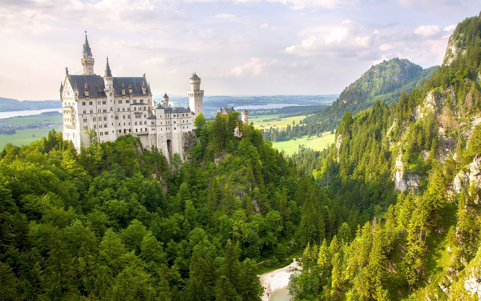 schloss neuschwanstein bayern deutschland berge wald panorama