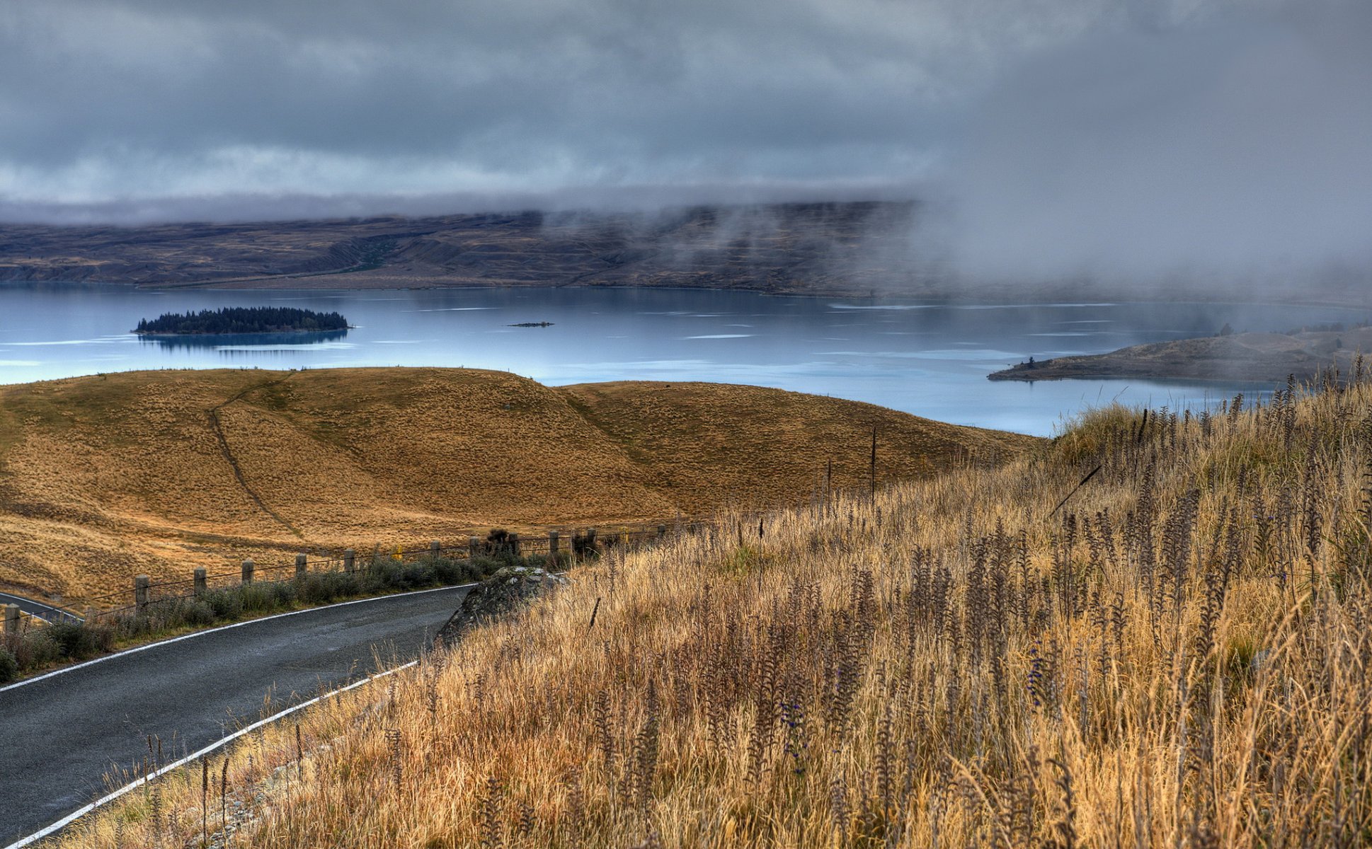 lac île route brouillard