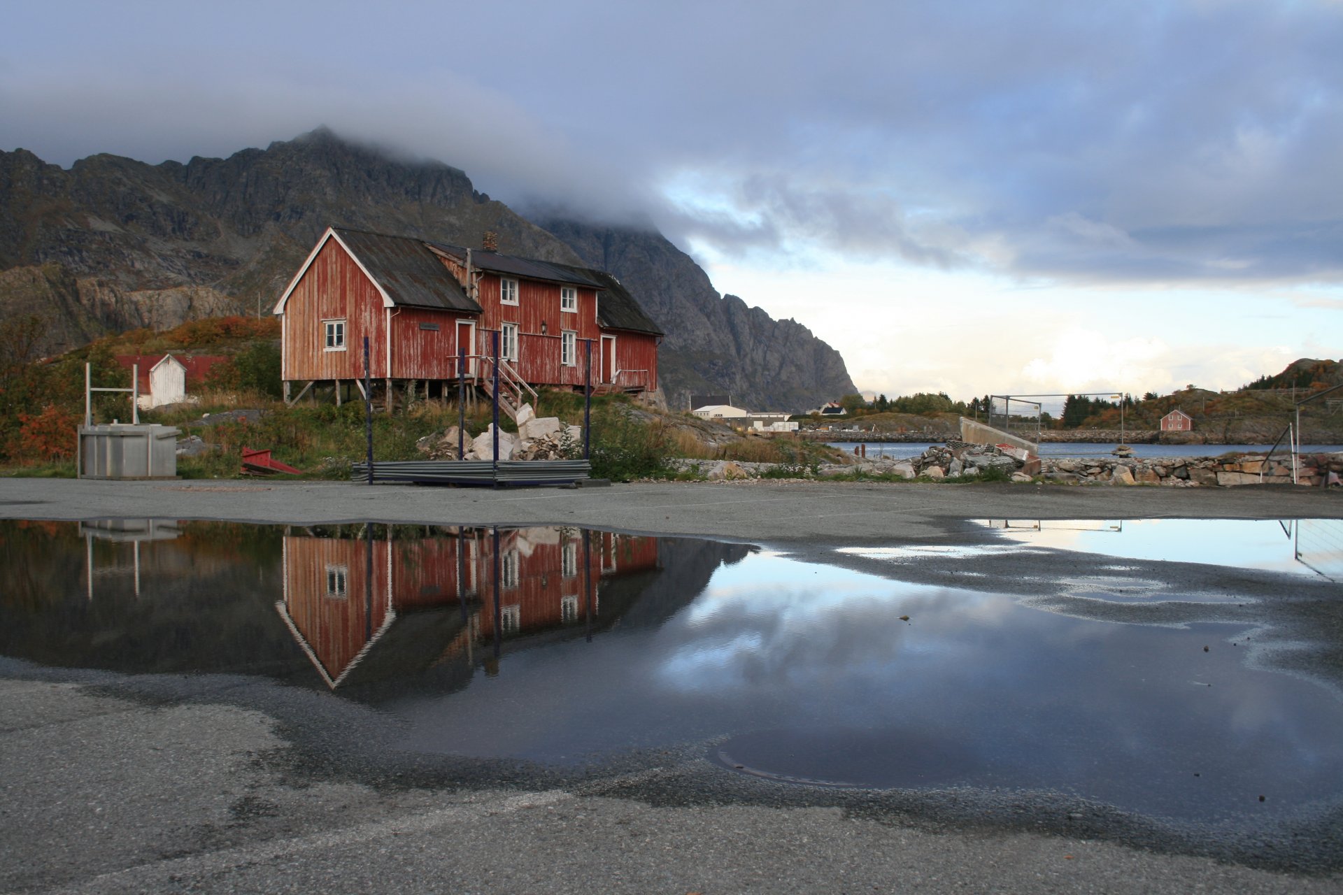 noruega lofoten casa después de la lluvia charcos nubes