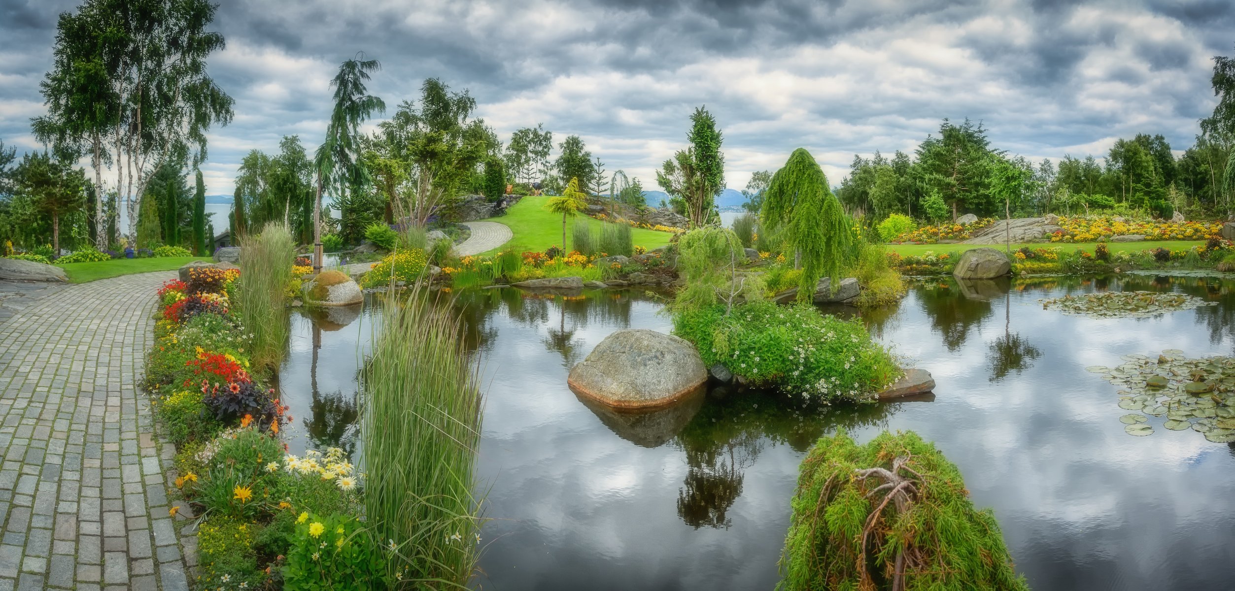 jardín parque estanque agua piedra árbol isla flores callejón camino cielo nubes naturaleza paisaje