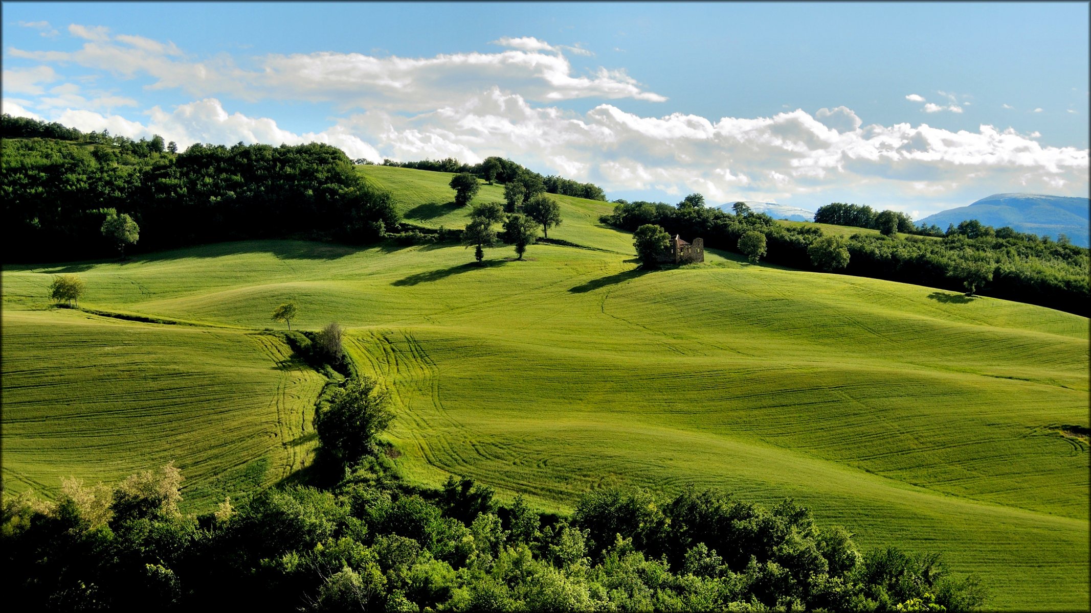 colline rovine erba alberi cielo nuvole