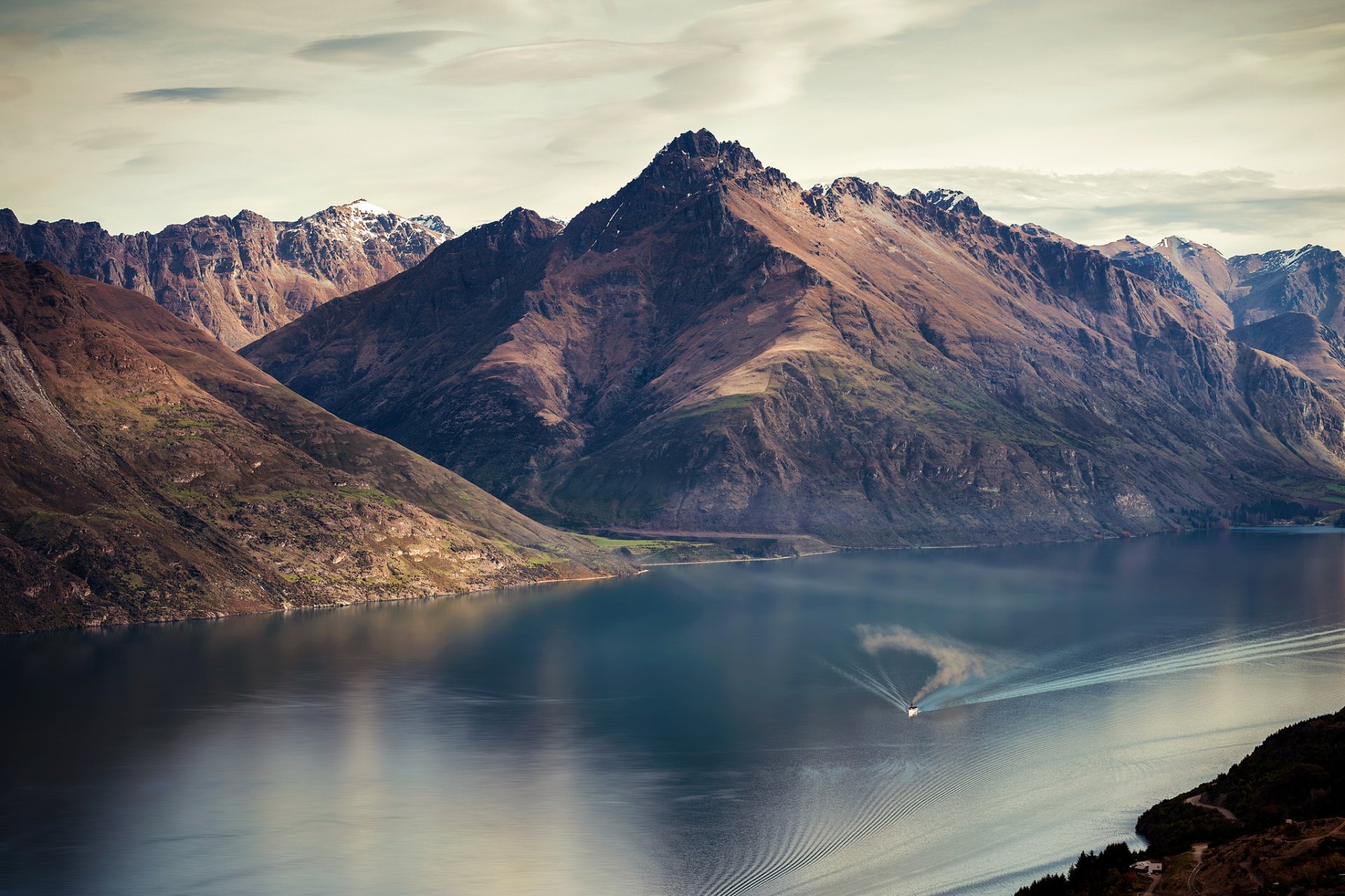 lago wakatipu queenstown montagne fiume nave natura nuova zelanda