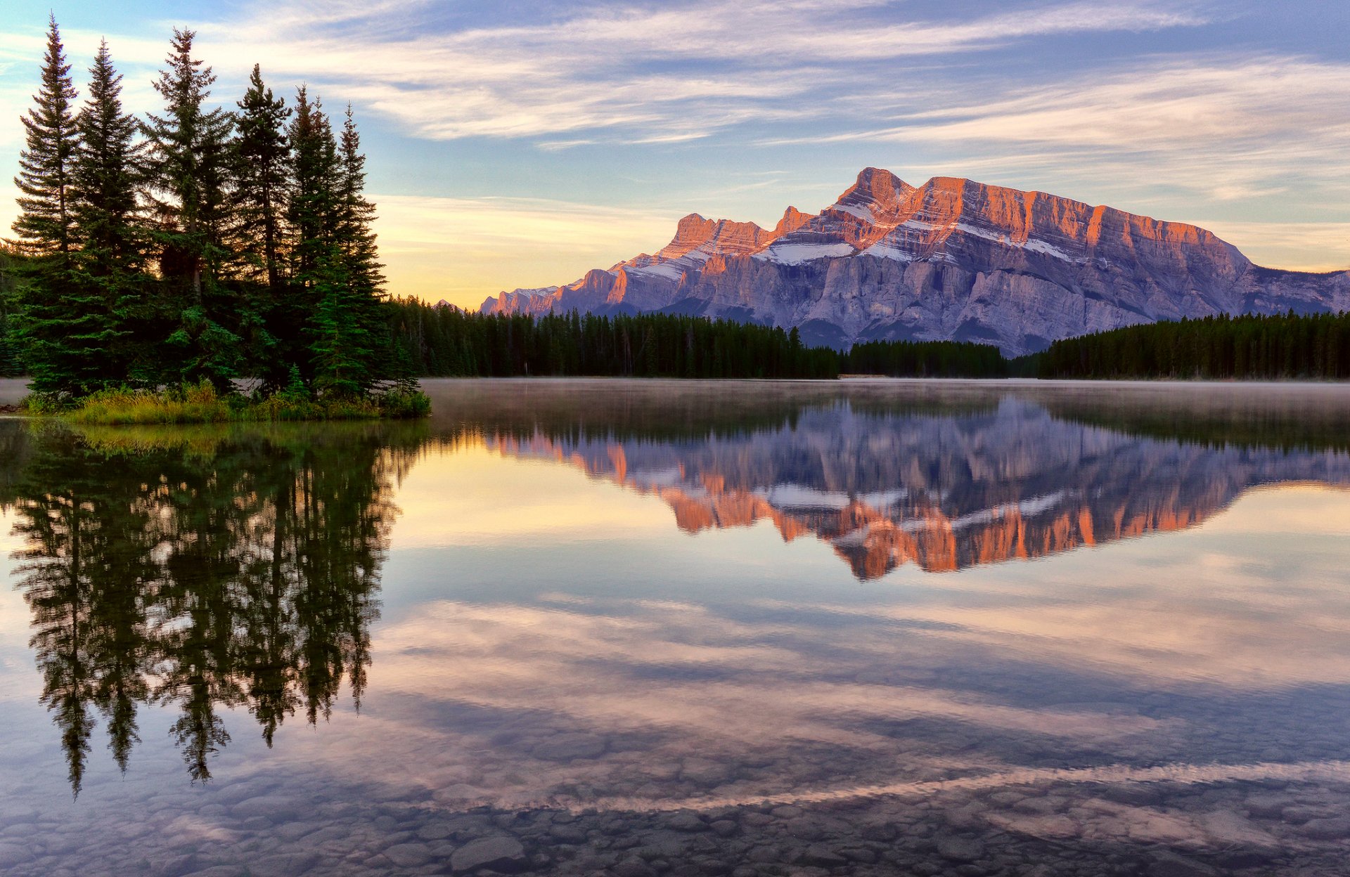 canada parc national banff jack lake lac forêt montagnes ciel nuages