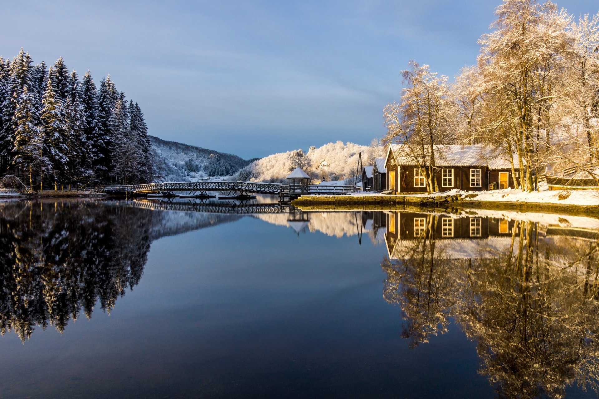 cielo bosque invierno nieve casa puente mirador lago reflexión árboles escarcha