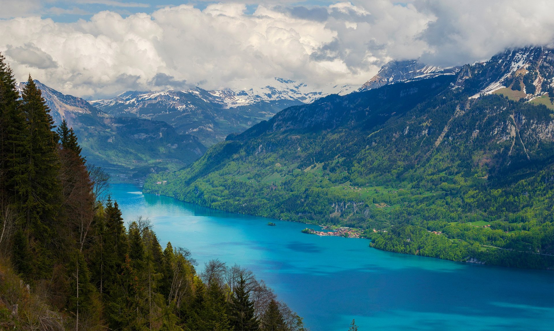 cielo nuvole montagne foresta alberi abete rosso lago foschia case neve