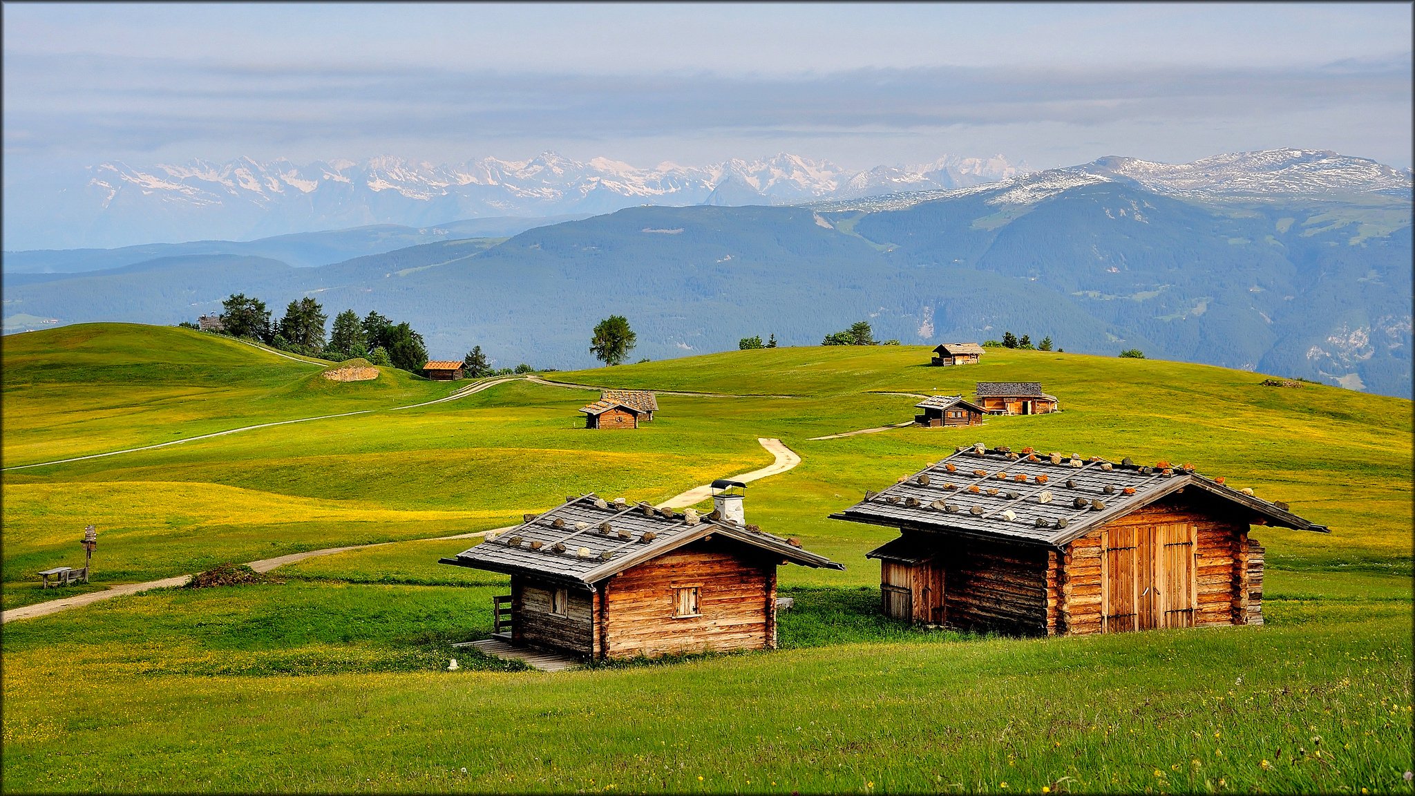 montañas alpes casas árboles carreteras verano