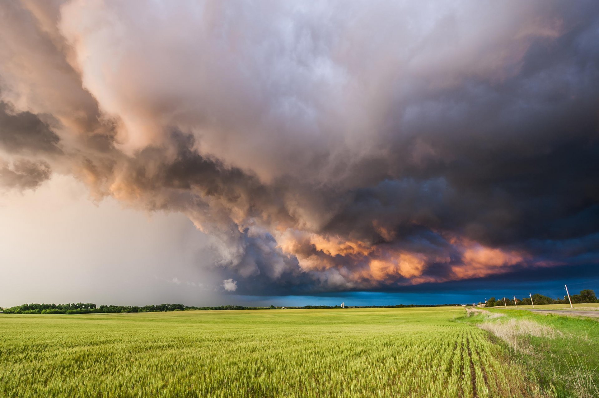 campo natura temporale nuvole paesaggio