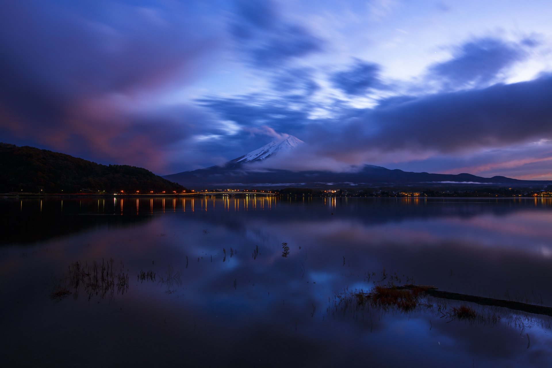 japon honshu fujiyama volcan montagne baie océan nuit bleu ciel nuages réflexion