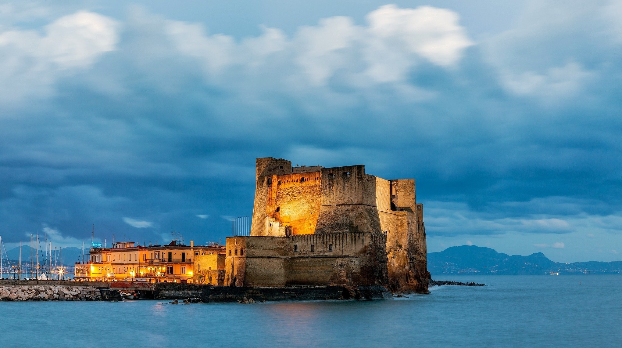 napoli italien neapel castel del ovo castel del ovo schloss festung tyrrhenisches meer stadt abend himmel wolken landschaft