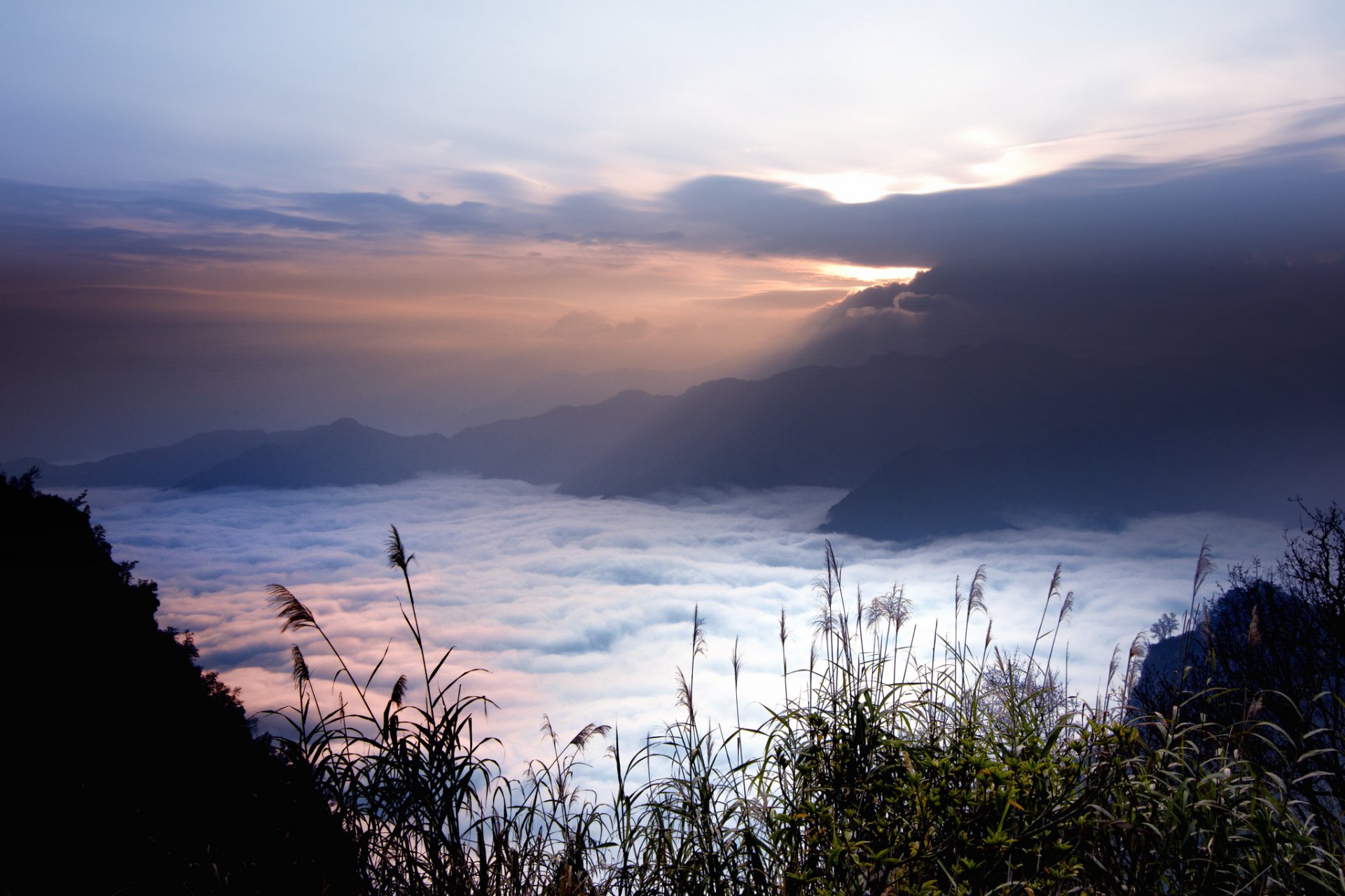 taiwan montagnes brouillard brume ciel nuages altitude soir coucher de soleil lumière du soleil