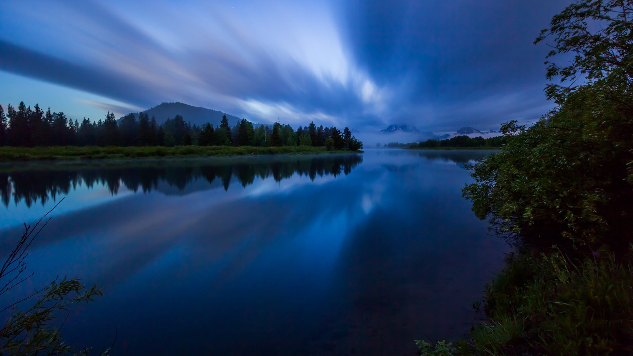 estados unidos grand teton parque nacional grand tetons río agua superficie reflexión costa árboles bosque montañas noche azul cielo nubes naturaleza