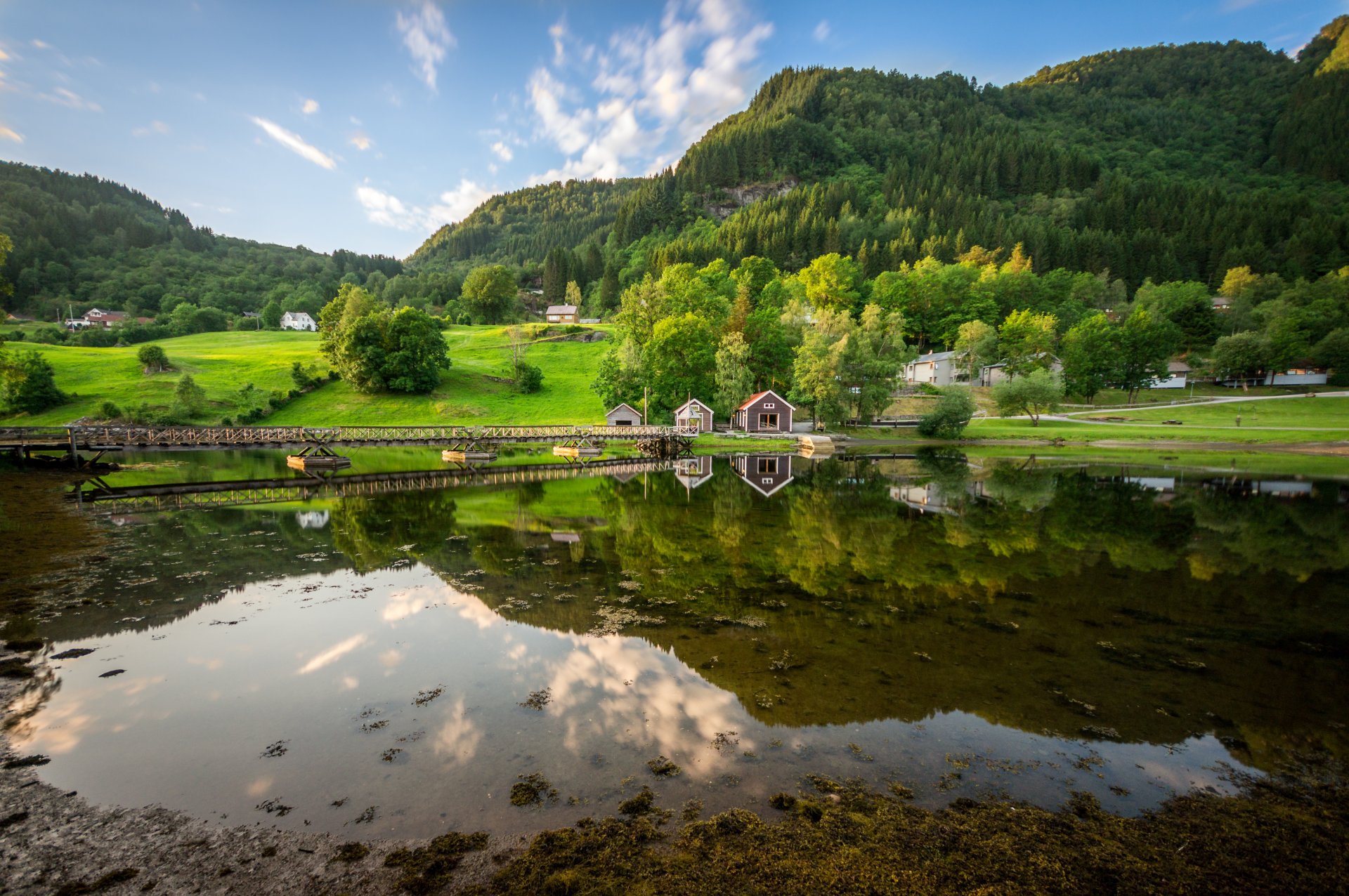 natur himmel berge wald see brücke hütte reflexion