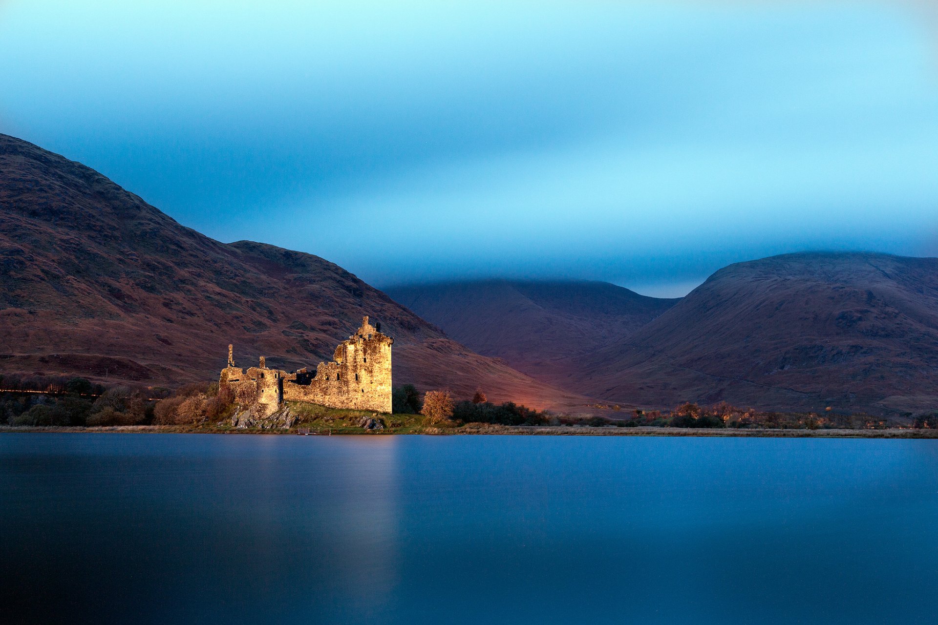 kilchurn castle loch o wielka brytania szkocja jezioro kilchurn castle góry haze