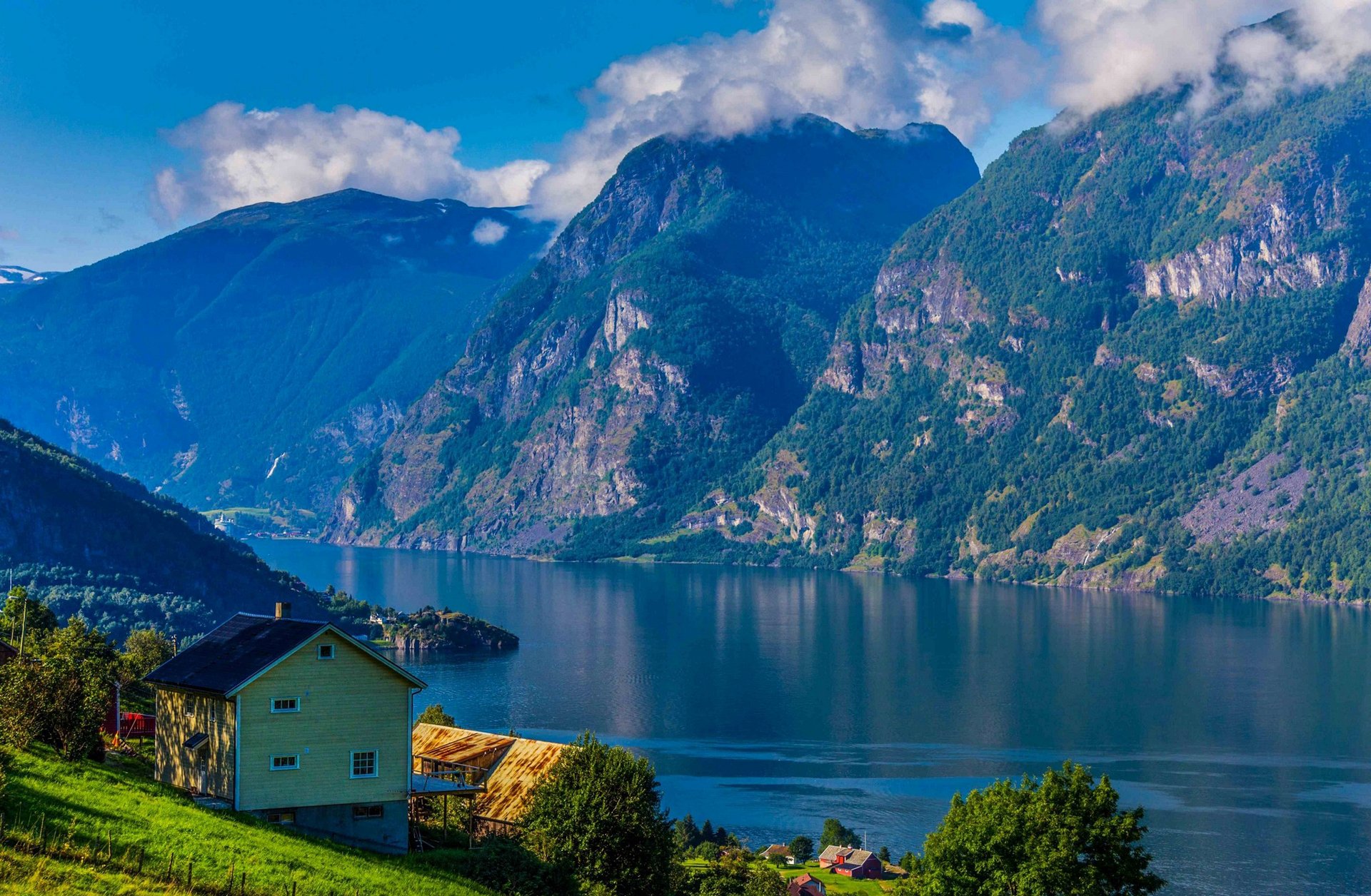 ciel nuages montagnes lac maison