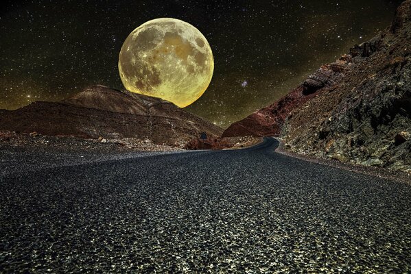 Gran Luna en la noche entre las montañas