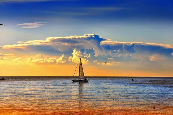 Beau yacht au lever du soleil au bord de la mer