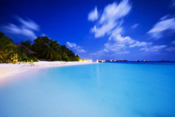 Das azurblaue Wasser des Ozeans. Weißer Sandstrand