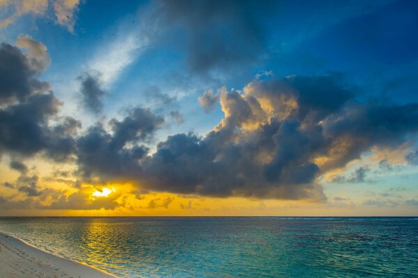 Côte de l océan sur fond de soleil couchant